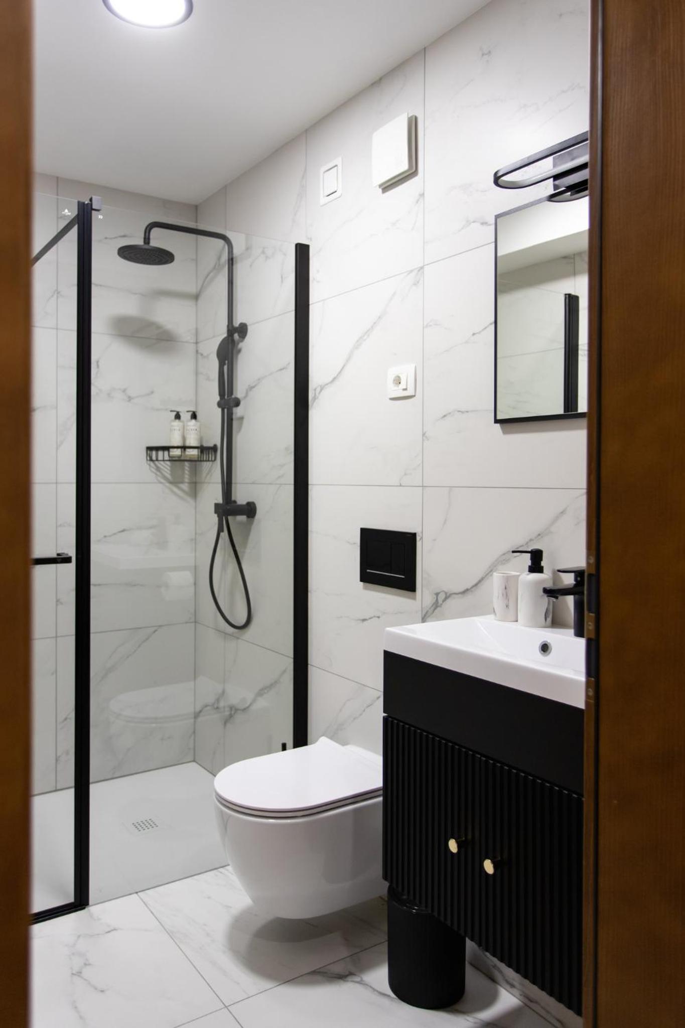 Suite - Photo 13