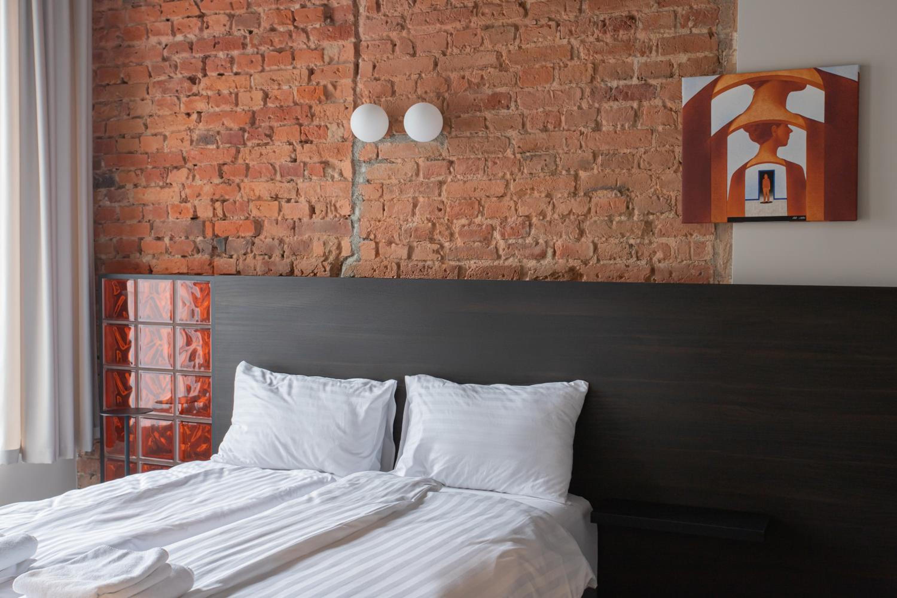 One-Bedroom Apartment with City View - Photo 1
