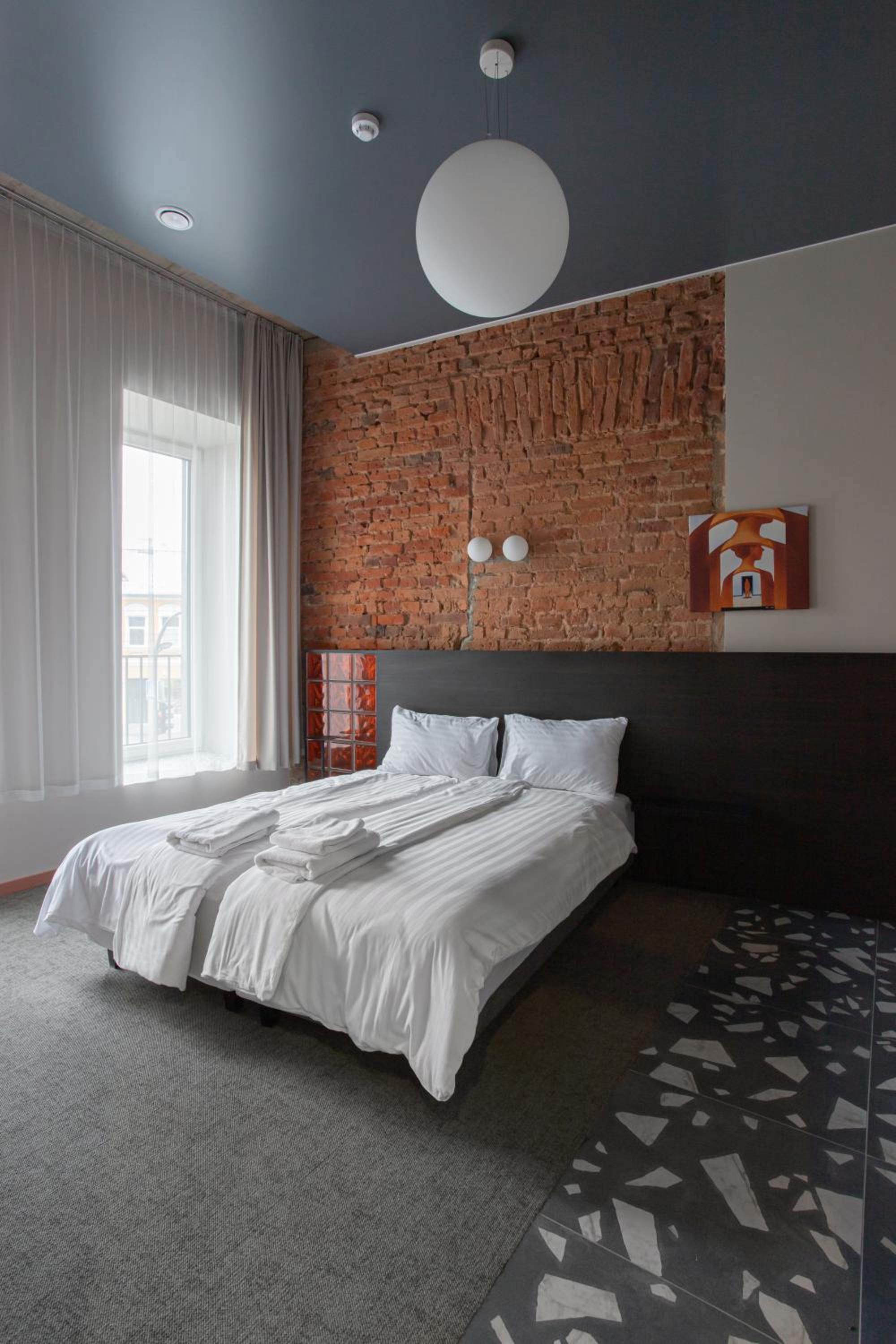 One-Bedroom Apartment with City View - Photo 11