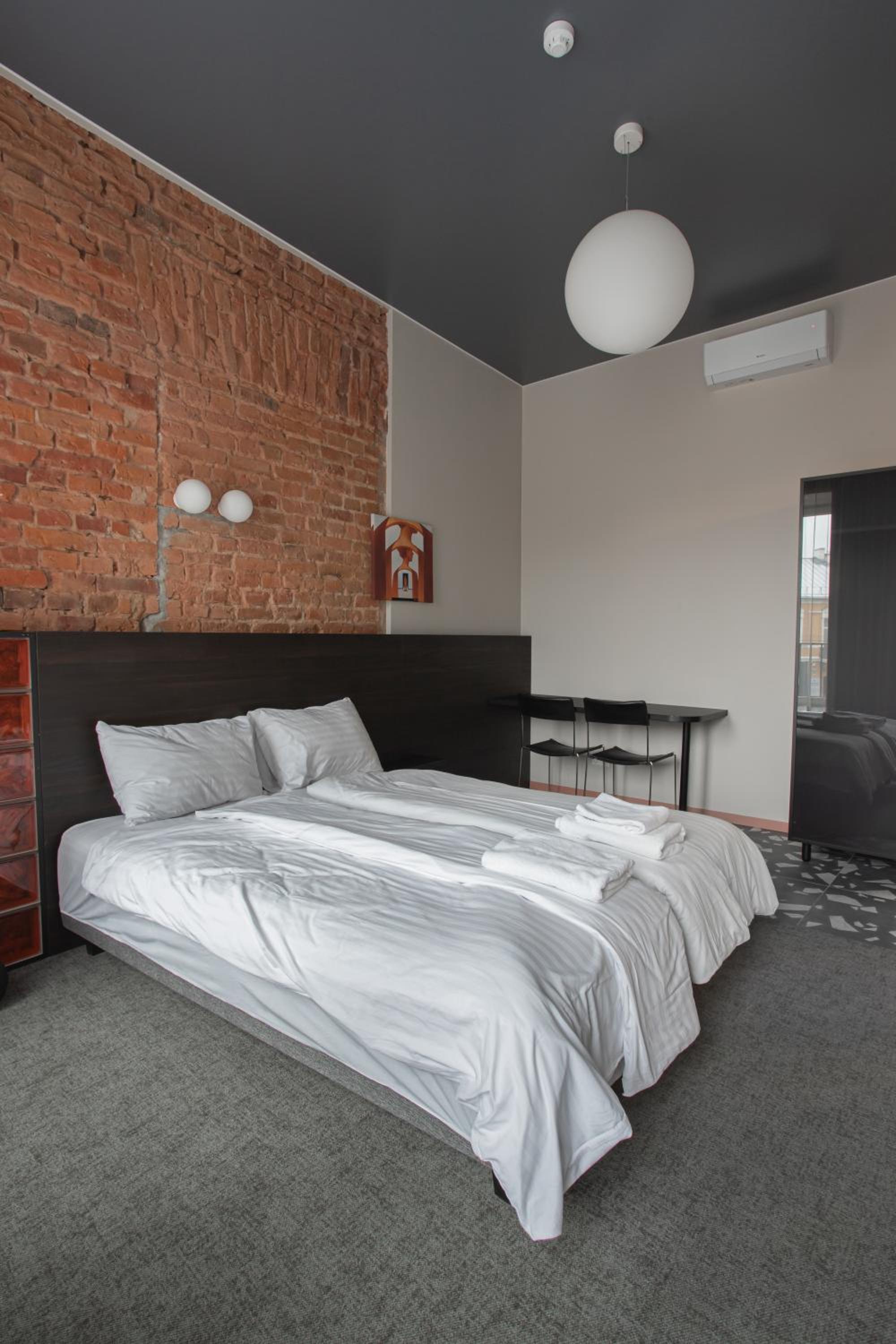 One-Bedroom Apartment with City View - Photo 8