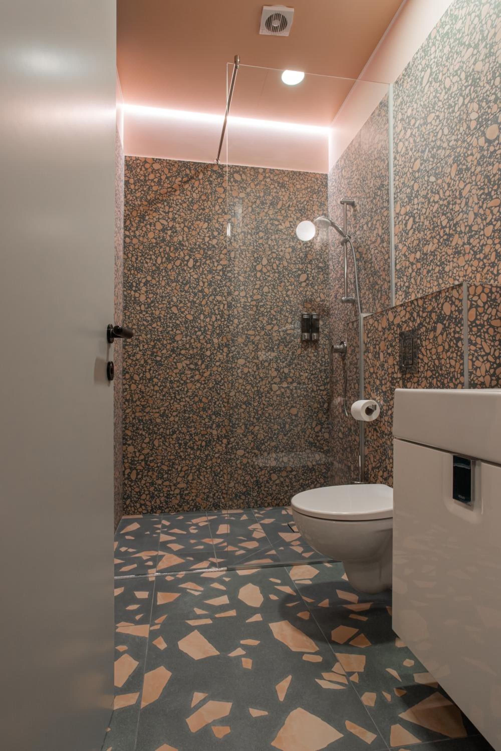 Twin Room with City View - Photo 3