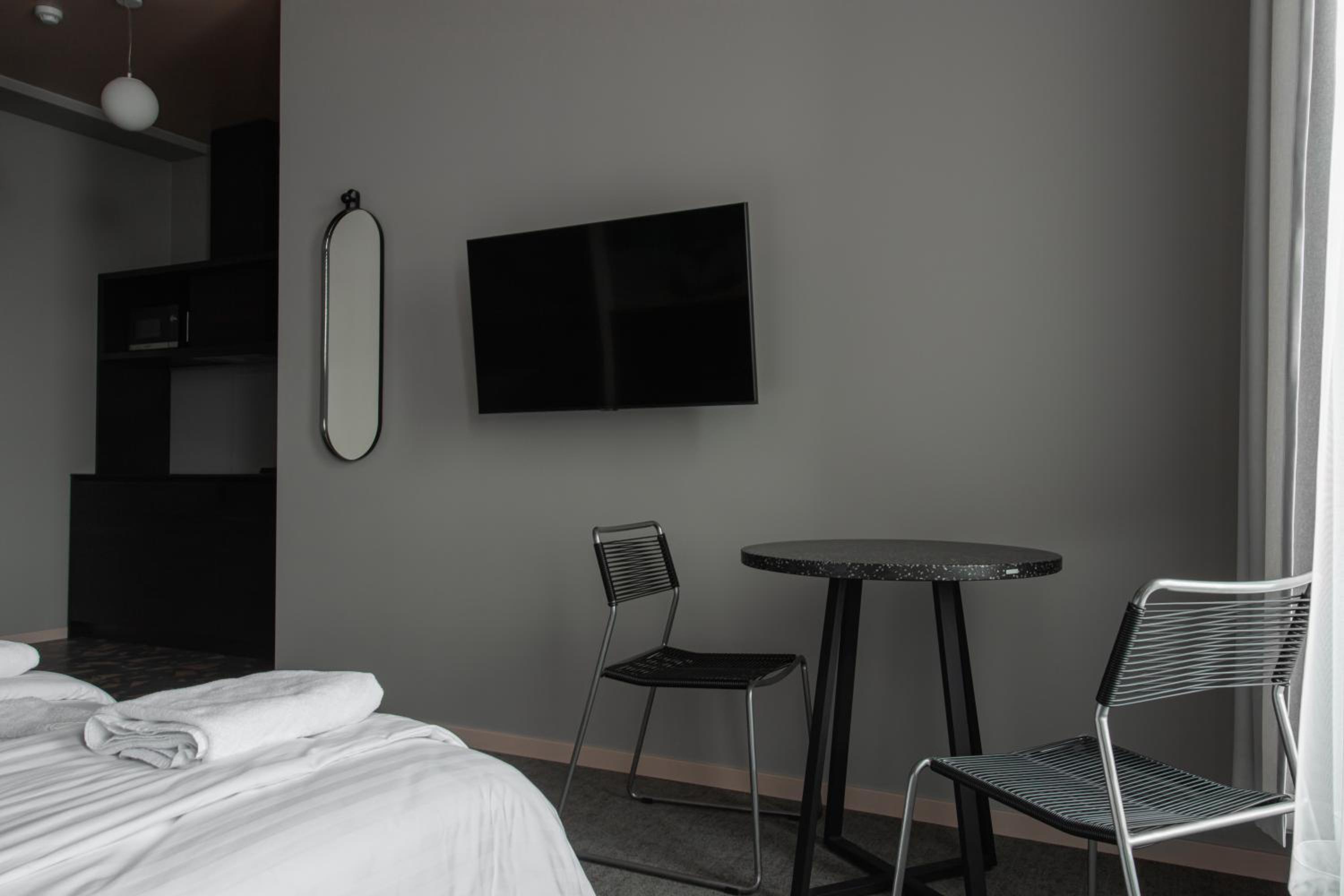 Twin Room with City View - Photo 4