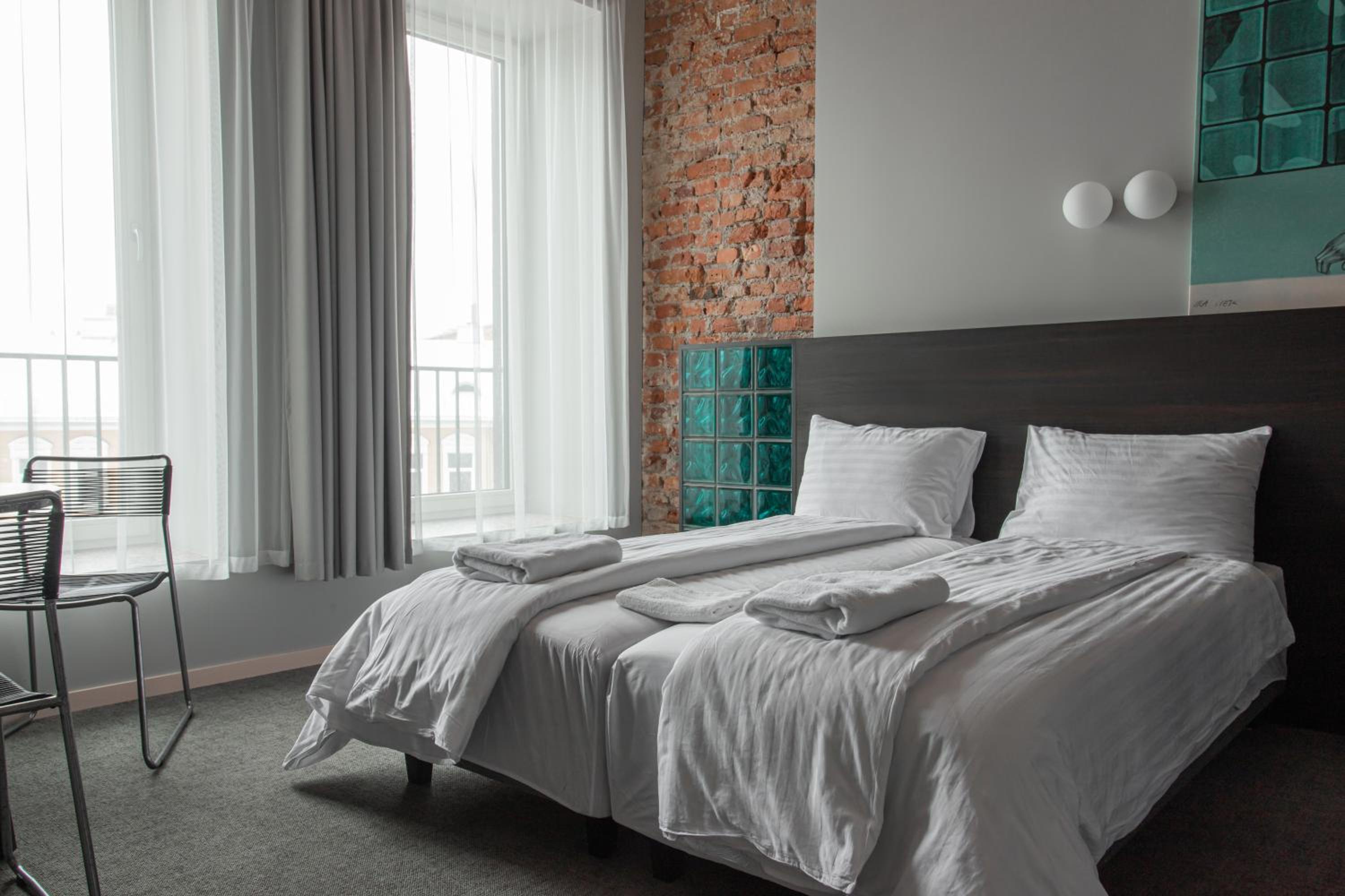 Twin Room with City View - Photo 7