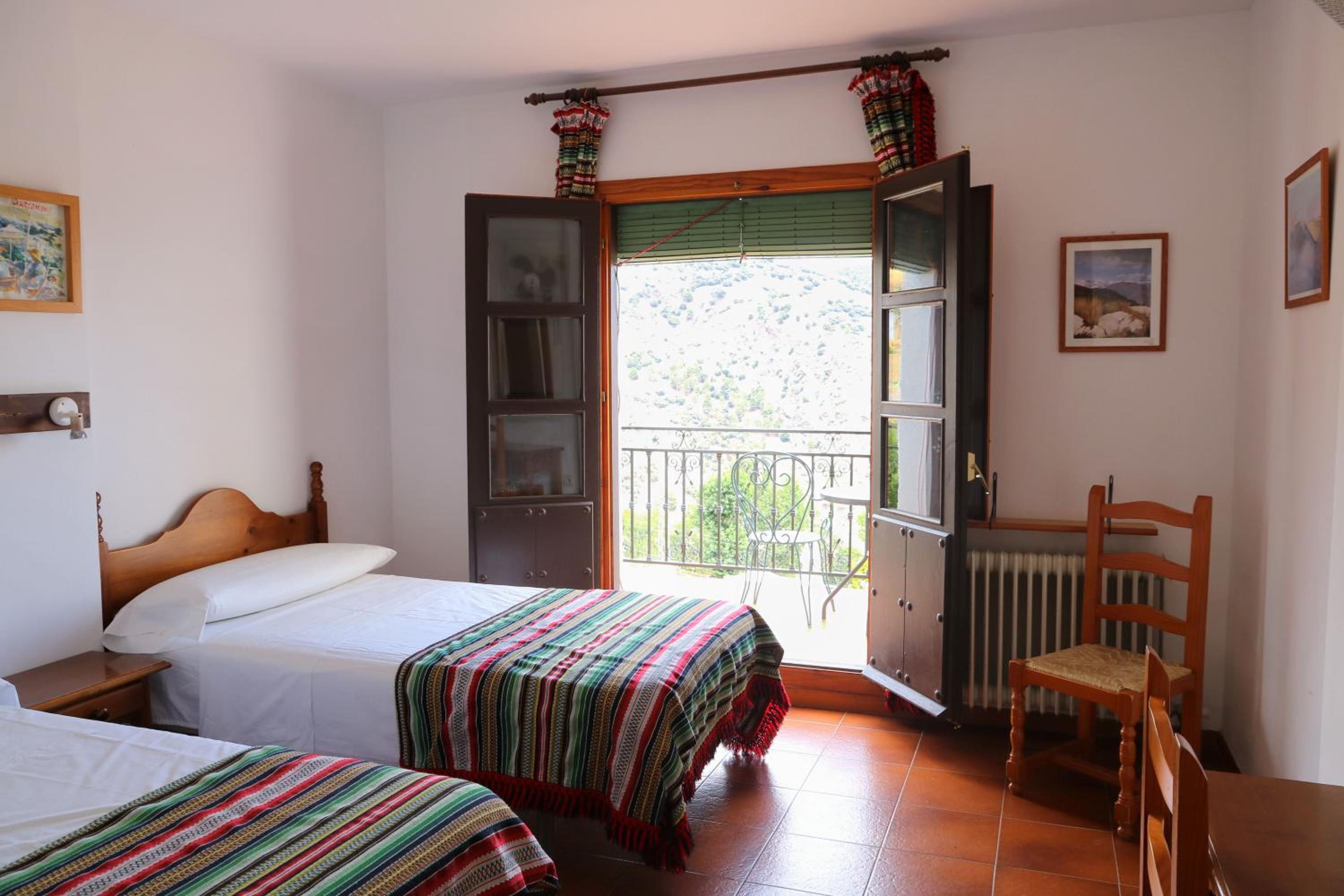 Twin Room with Mountain View - Photo 3