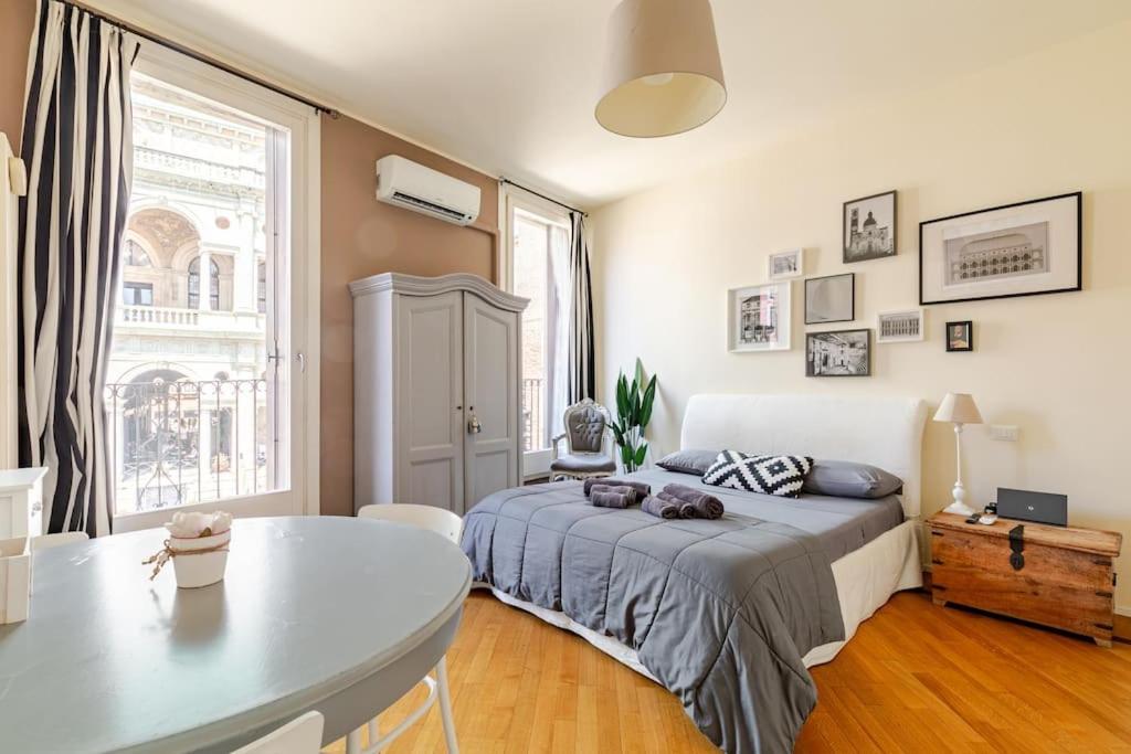 One-Bedroom Apartment photo 1