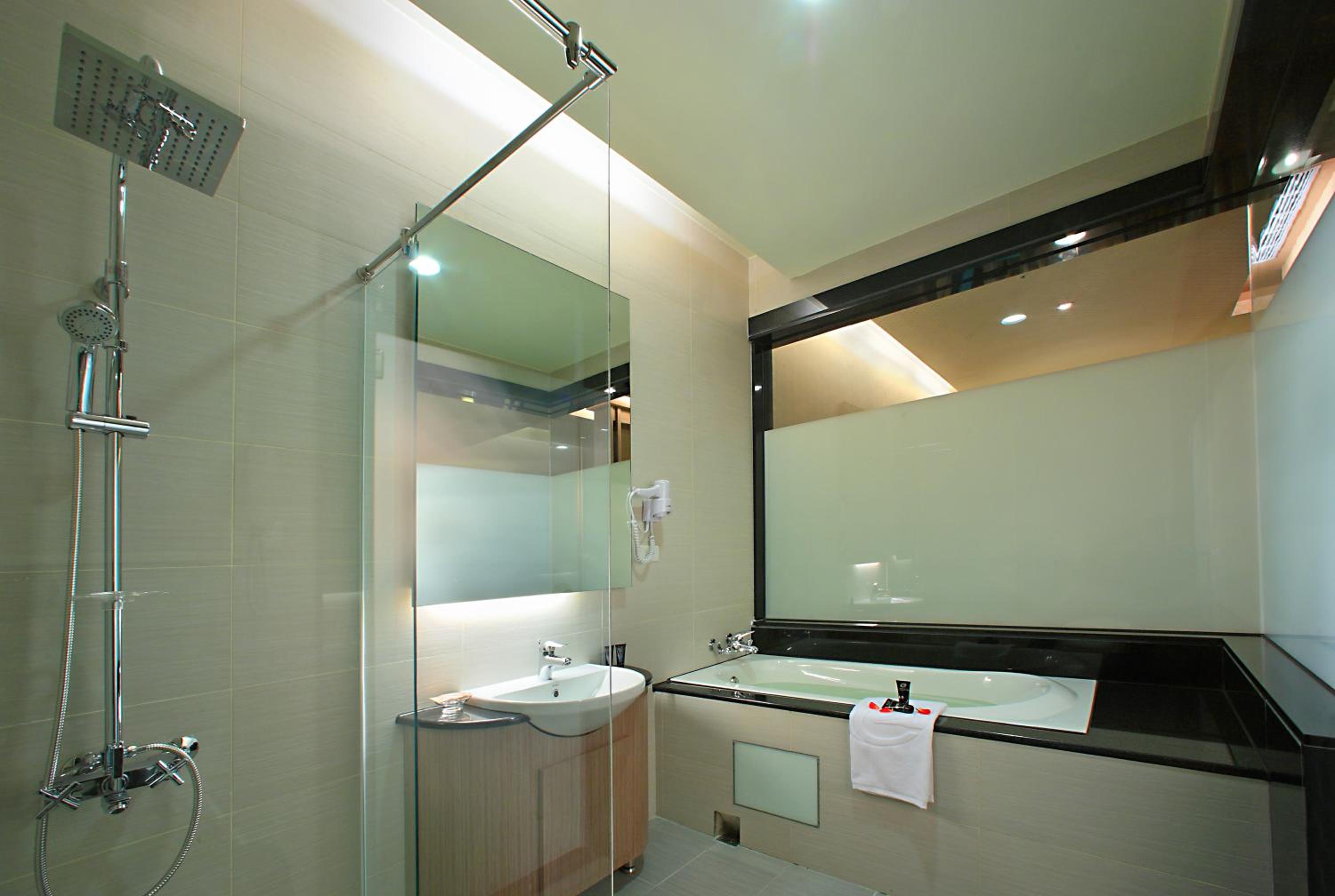 Standard Double Room with Bathtub photo 2