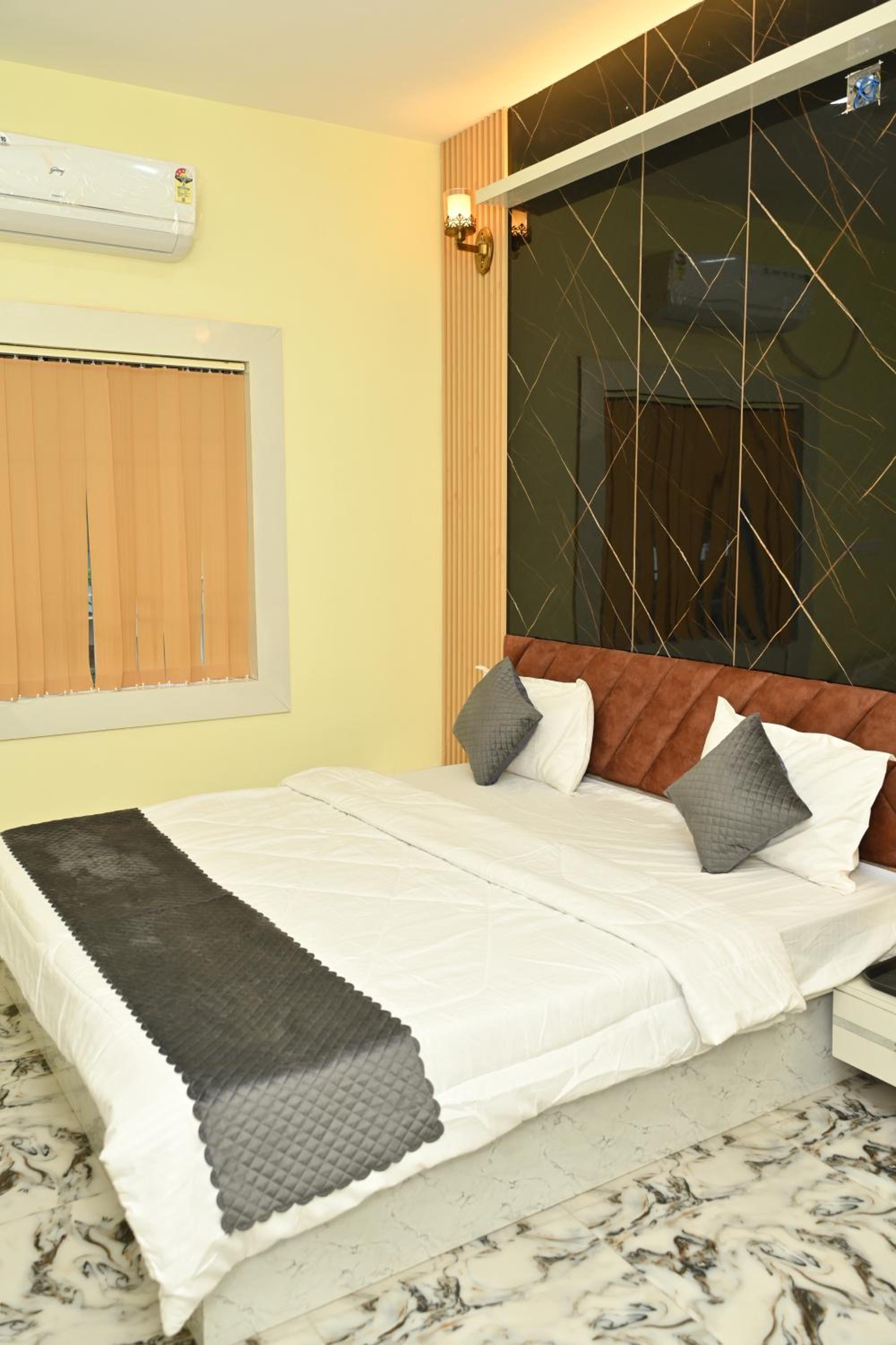 Deluxe Room - Photo 11
