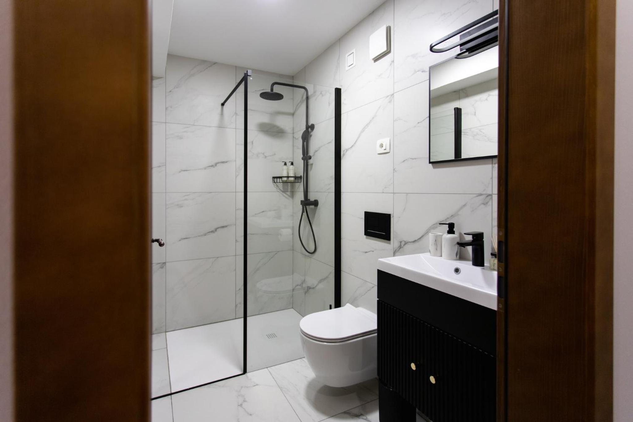 Suite - Photo 16