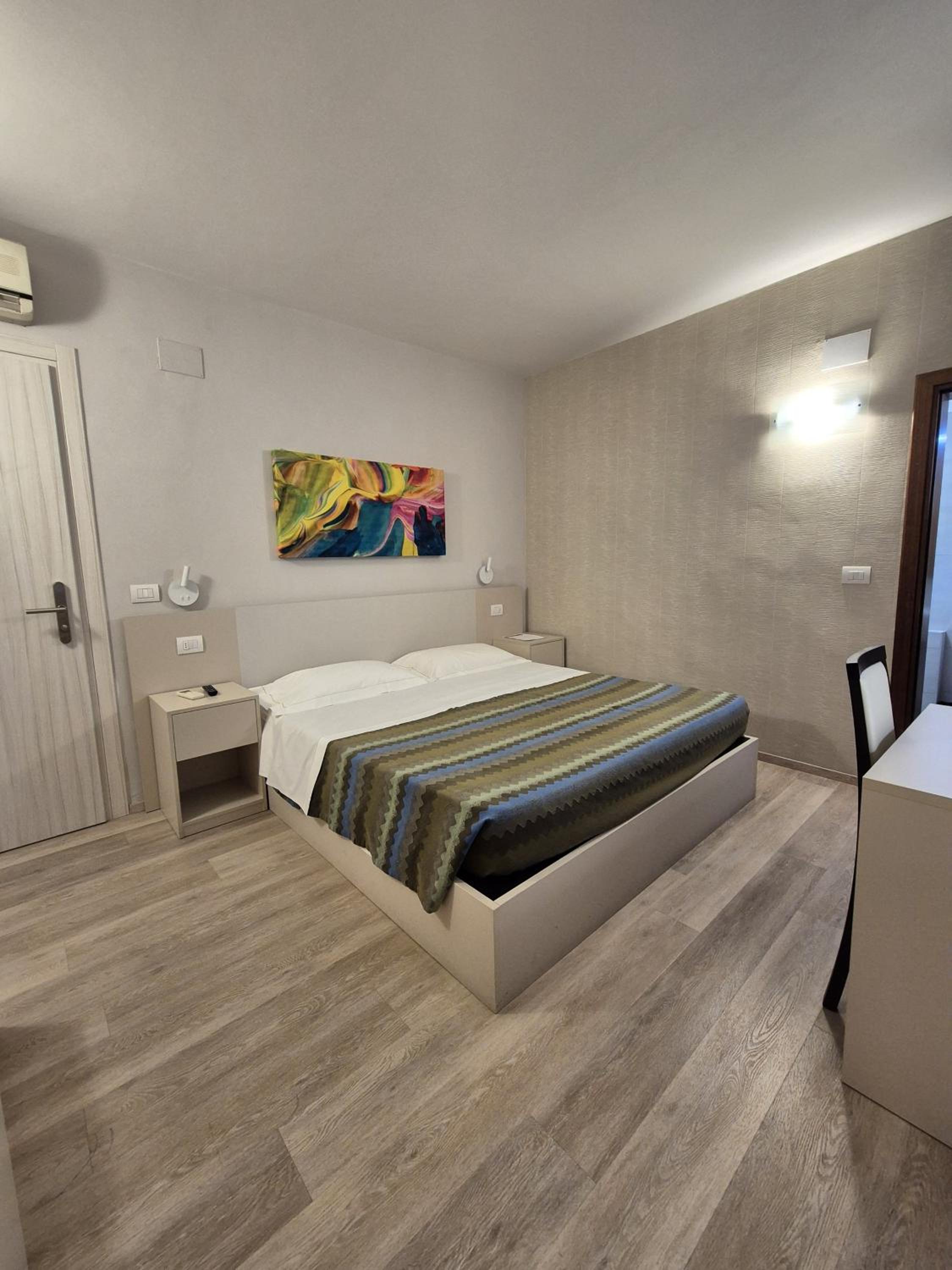 Deluxe Double Room - Photo 9
