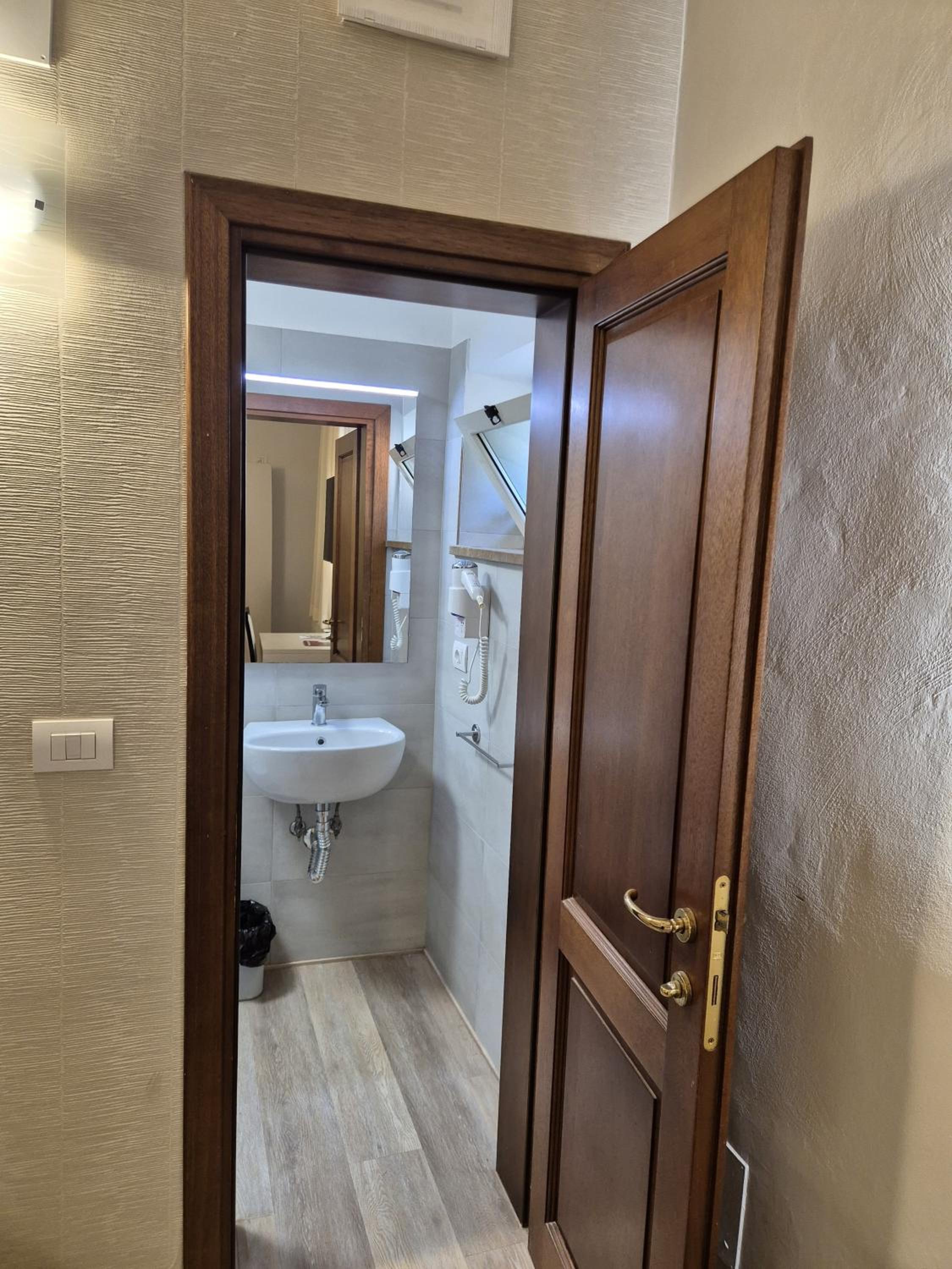 Deluxe Double Room - Photo 10