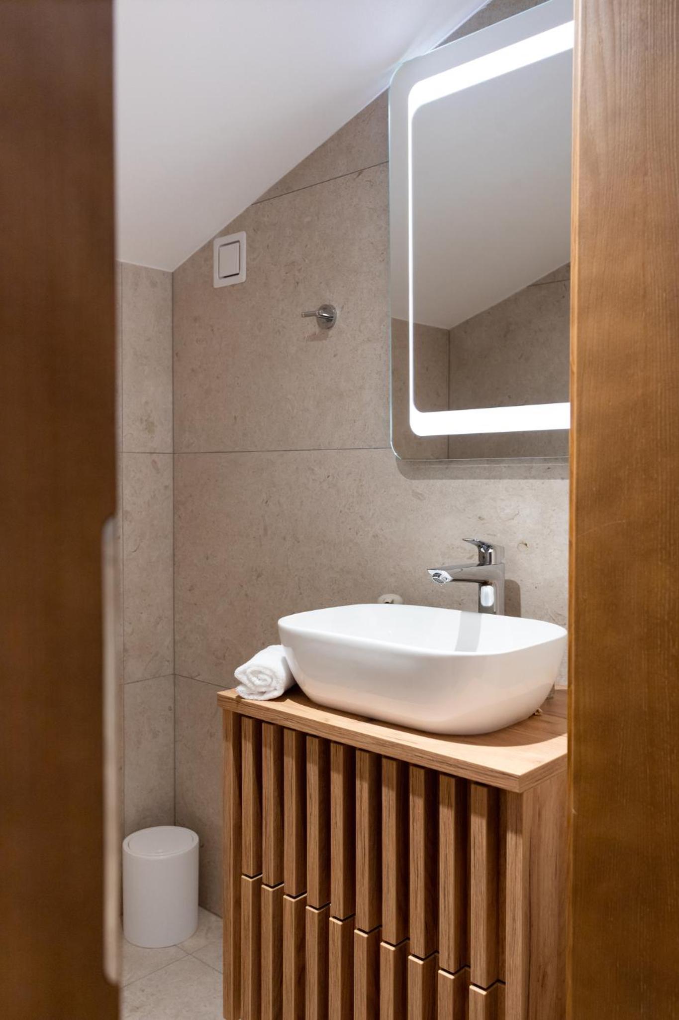 Double Room - Photo 12
