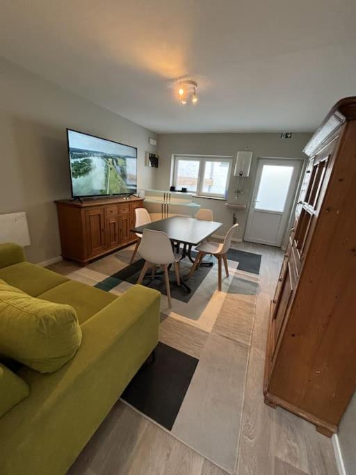 Five-Bedroom House photo 2
