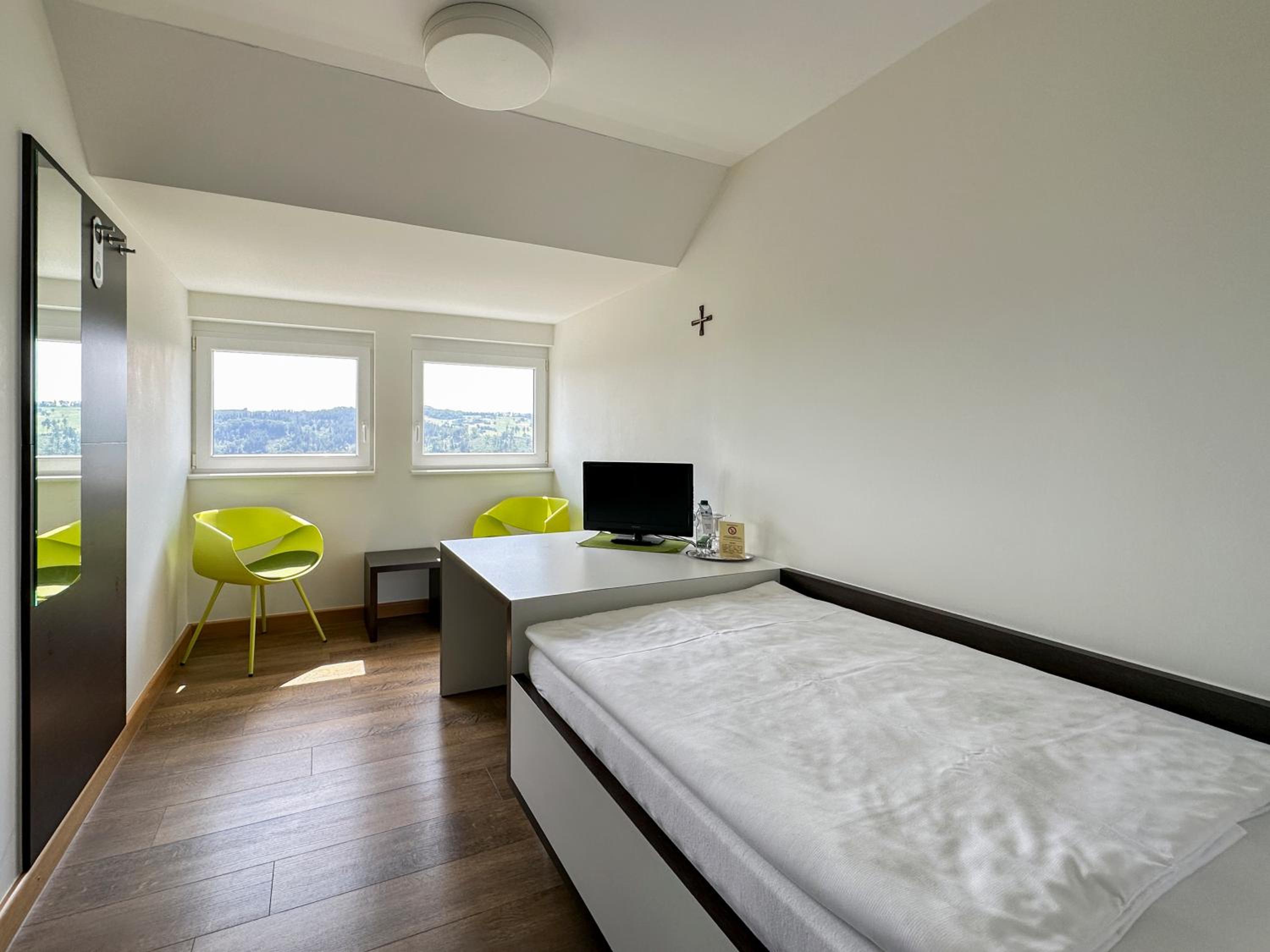 Twin Room - Disability Access photo 3