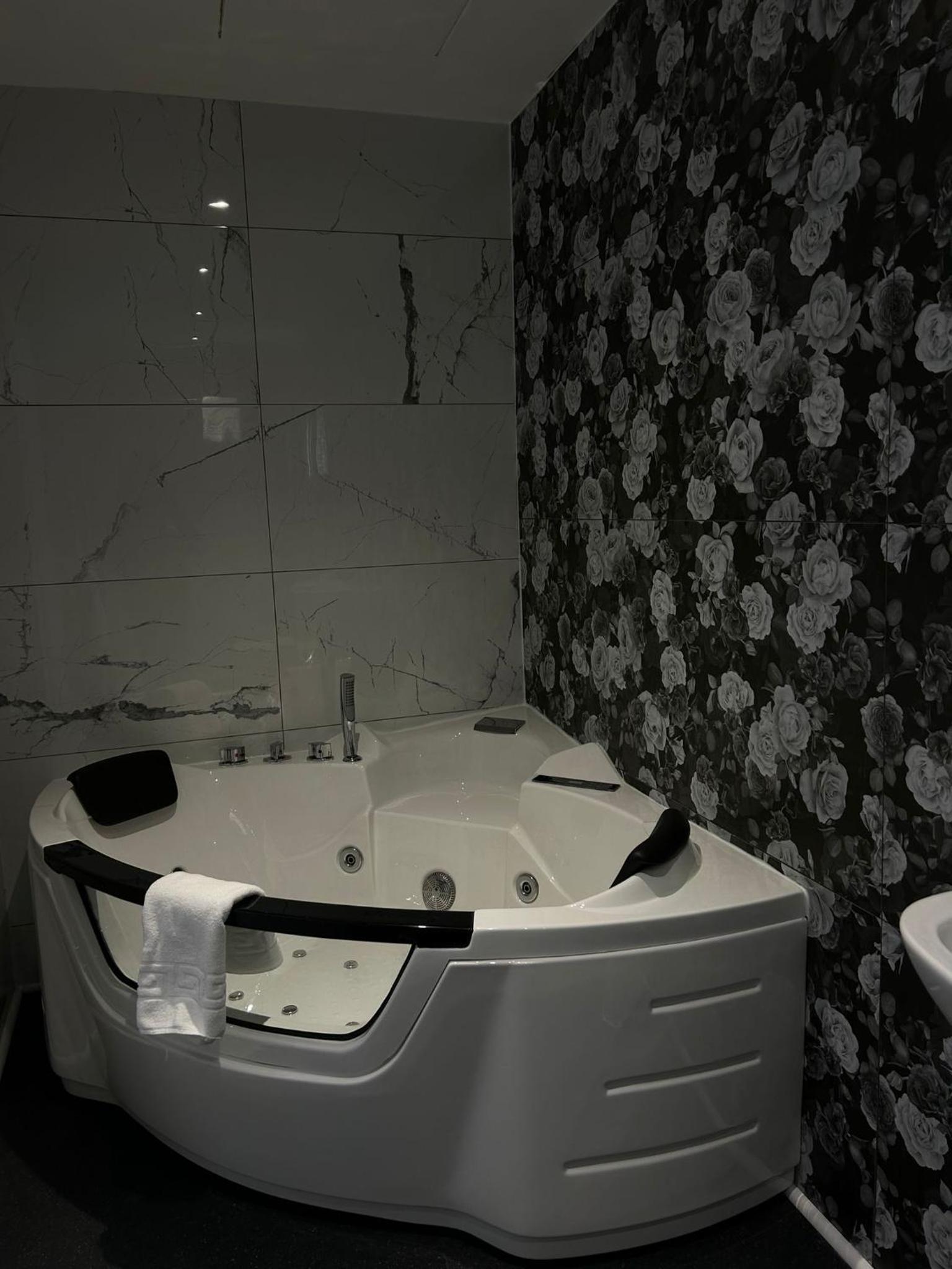 Luxury Double Room With Jacuzzi Bath - Photo 4