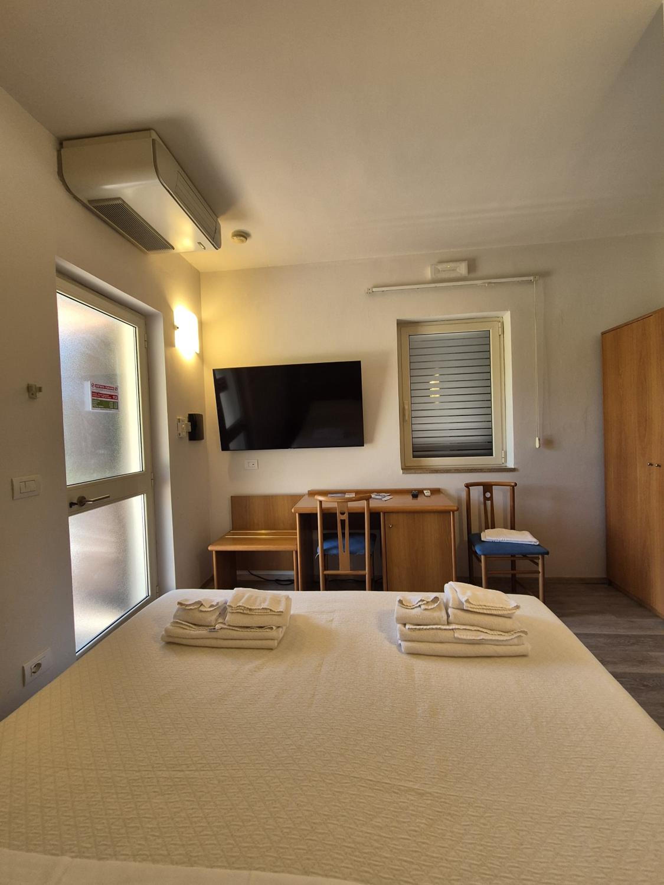Double Room with Patio and View  - Photo 11