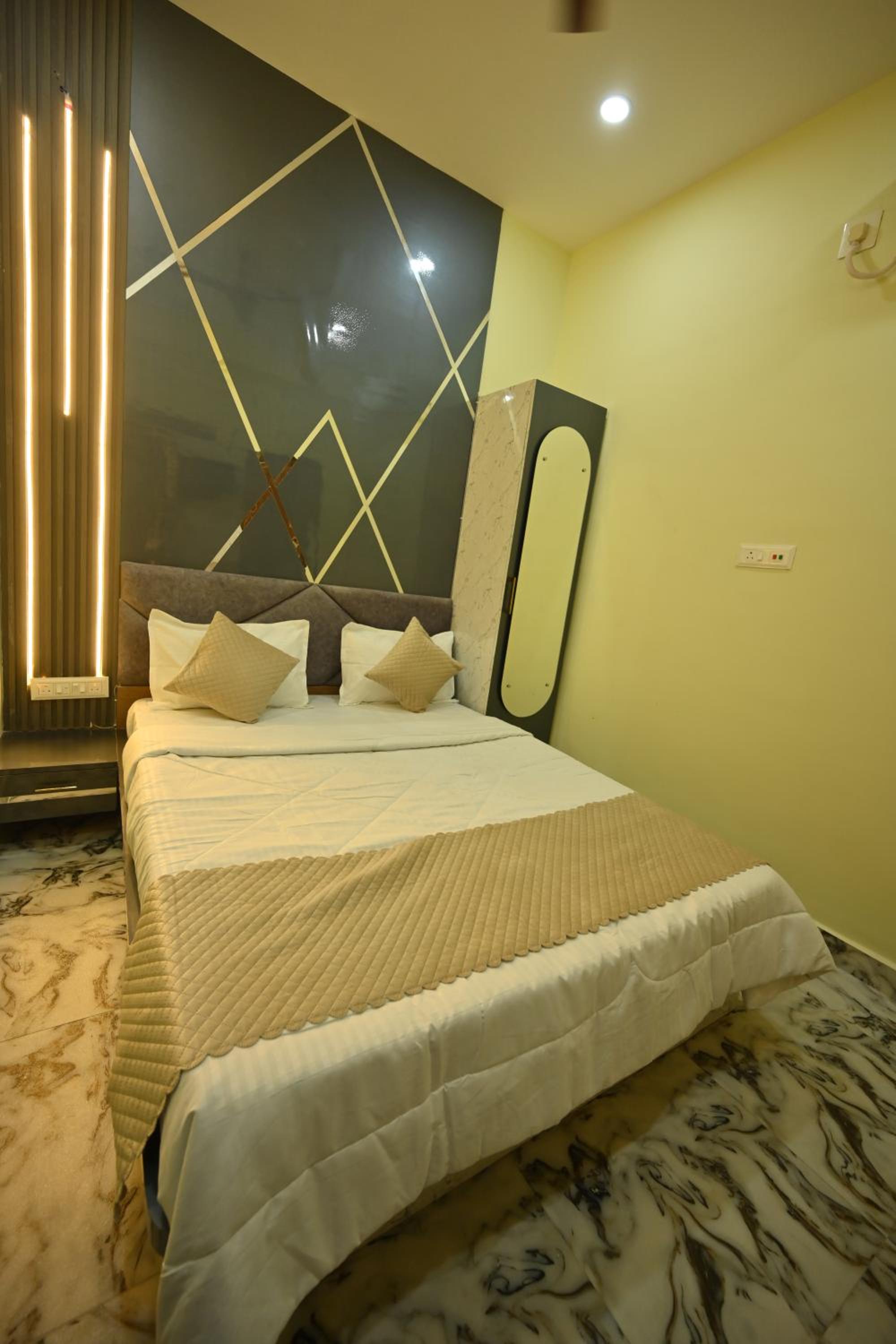 Economy Double Room - Photo 7