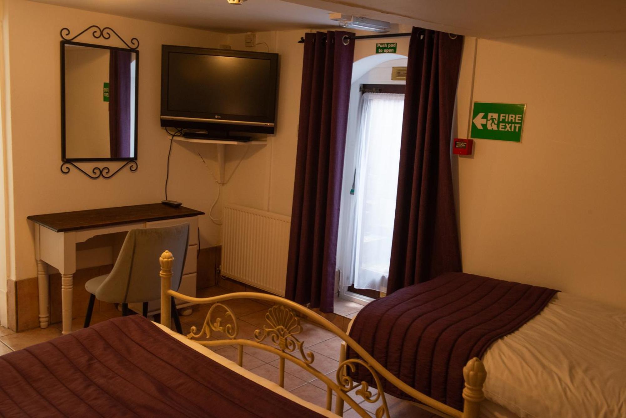 Basement Double or Twin Room  photo 3