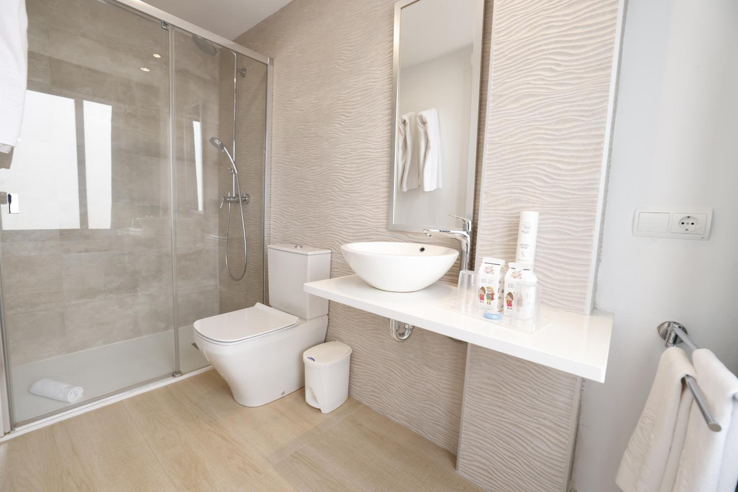 Two-Bedroom Apartment with Sea View (3 Adults + 3 Children) - Photo 4