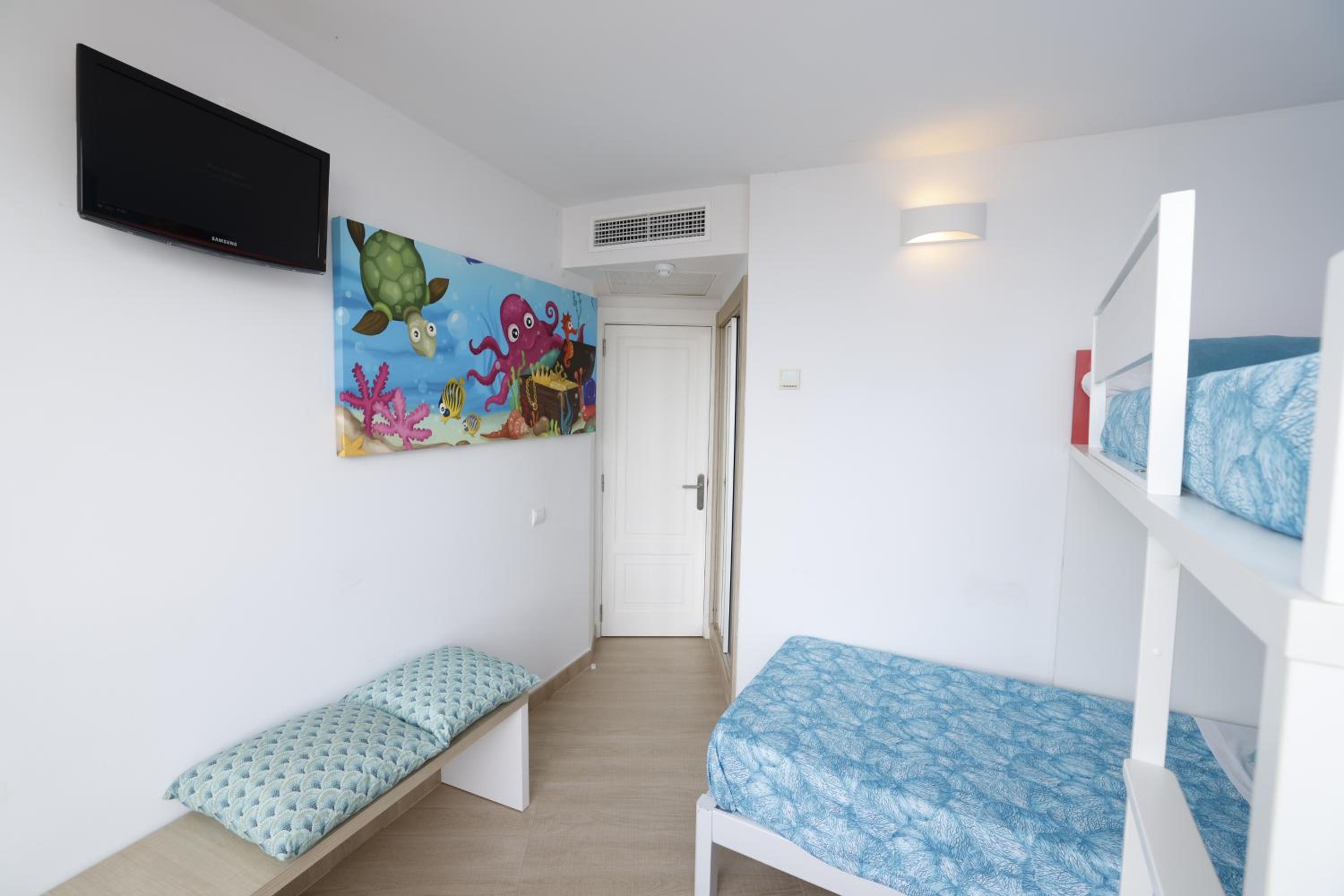 Two-Bedroom Apartment with Sea View (3 Adults + 3 Children) - Photo 5