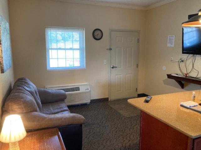 One-Bedroom Suite - Photo 2