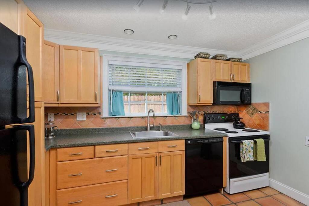 Three-Bedroom House photo 3
