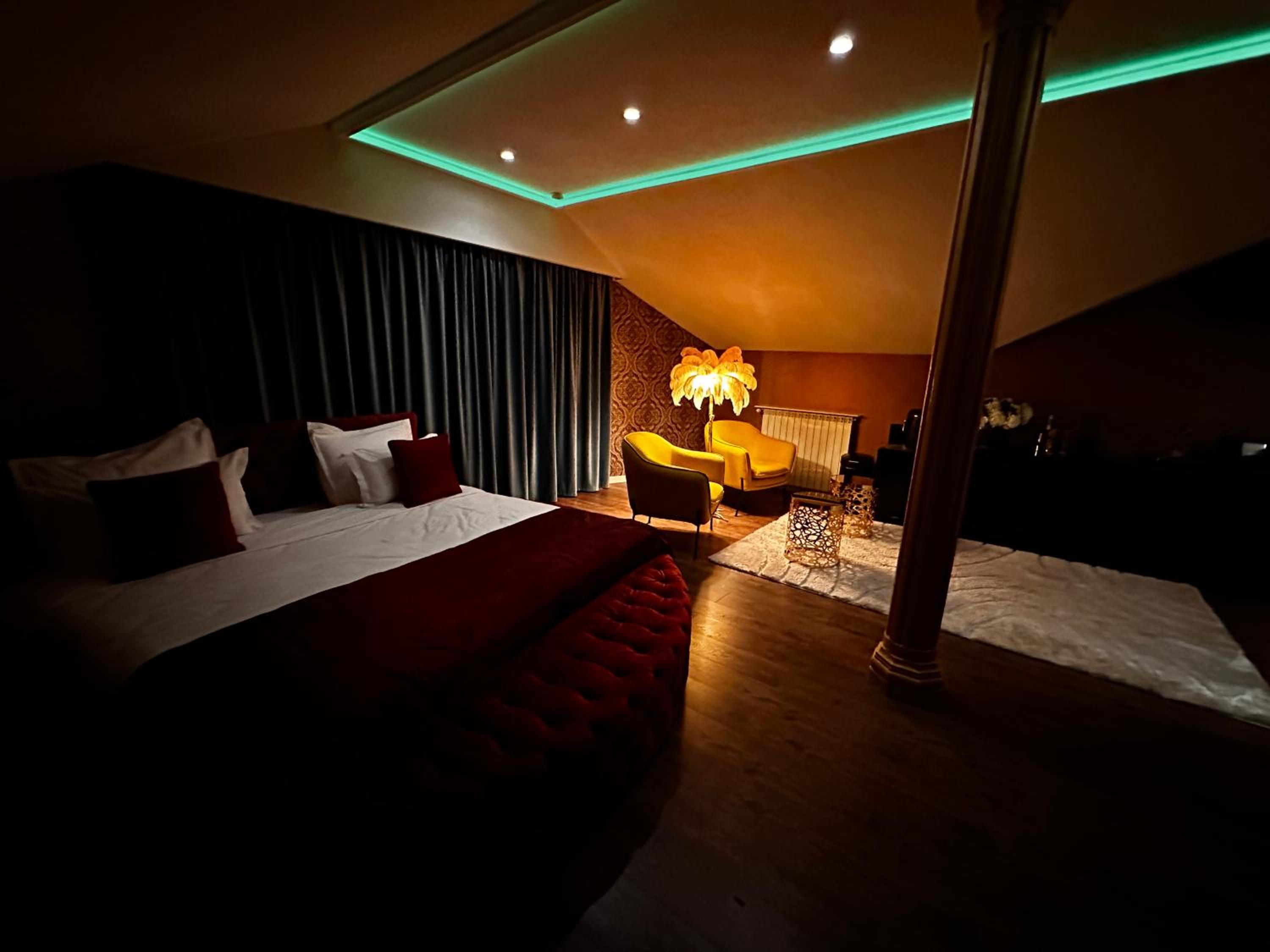 Executive Suite - Photo 5