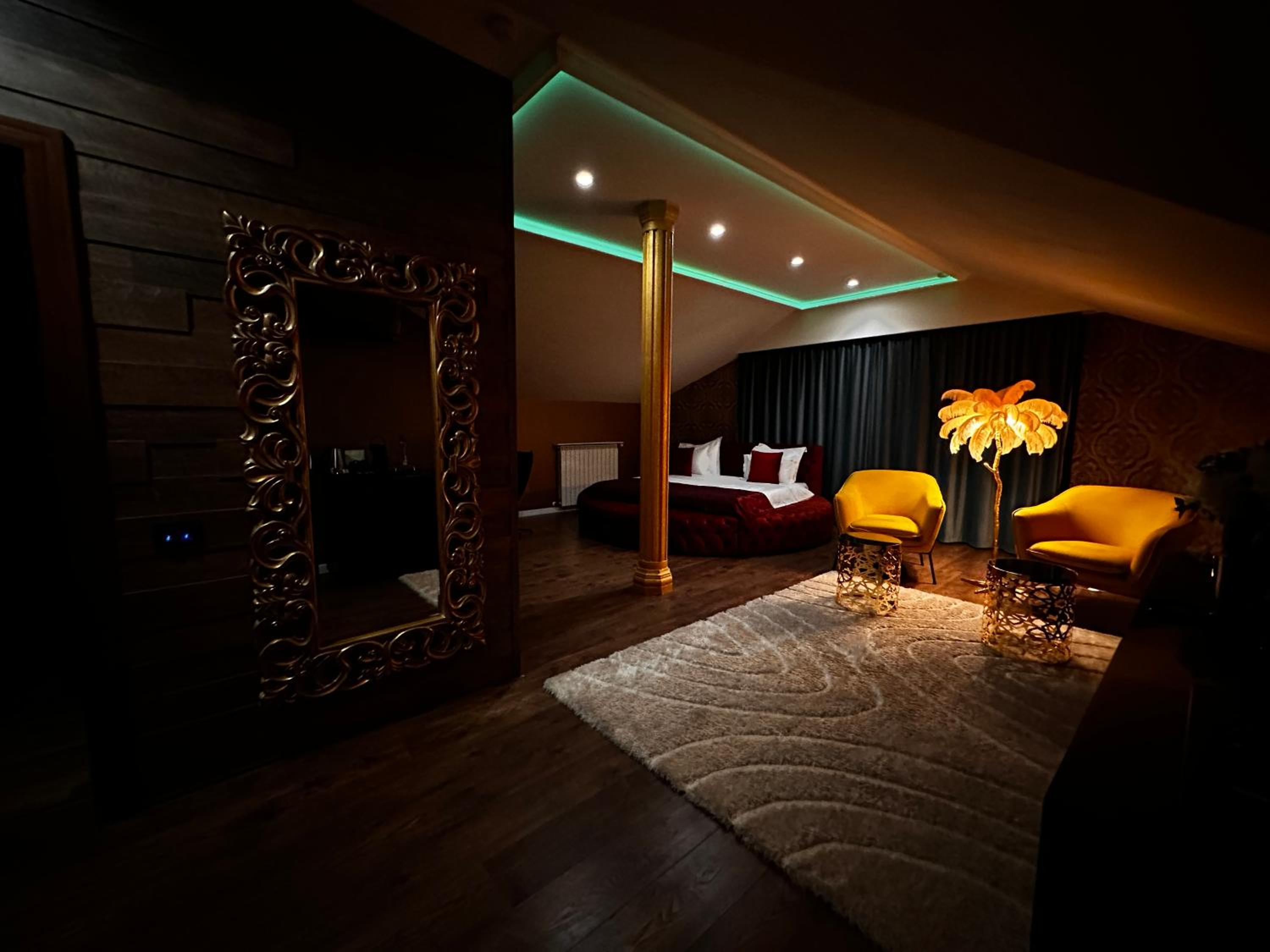 Executive Suite - Photo 2