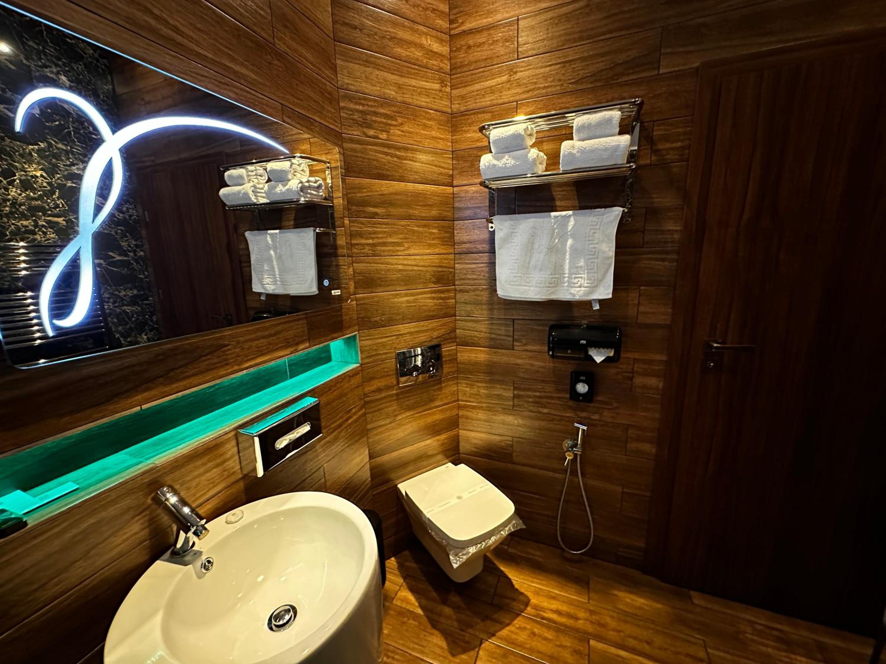 Executive Suite - Photo 12