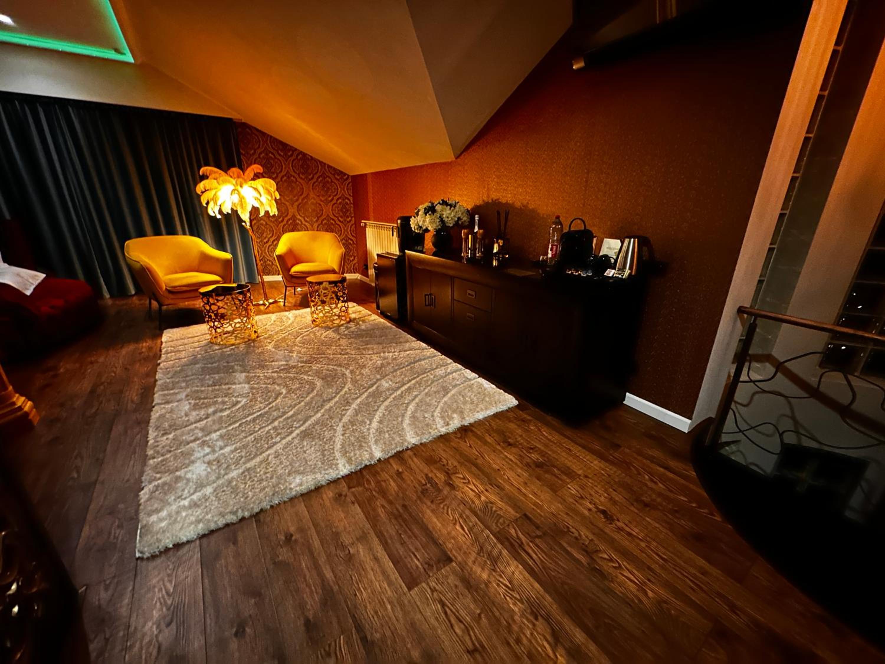 Executive Suite - Photo 4