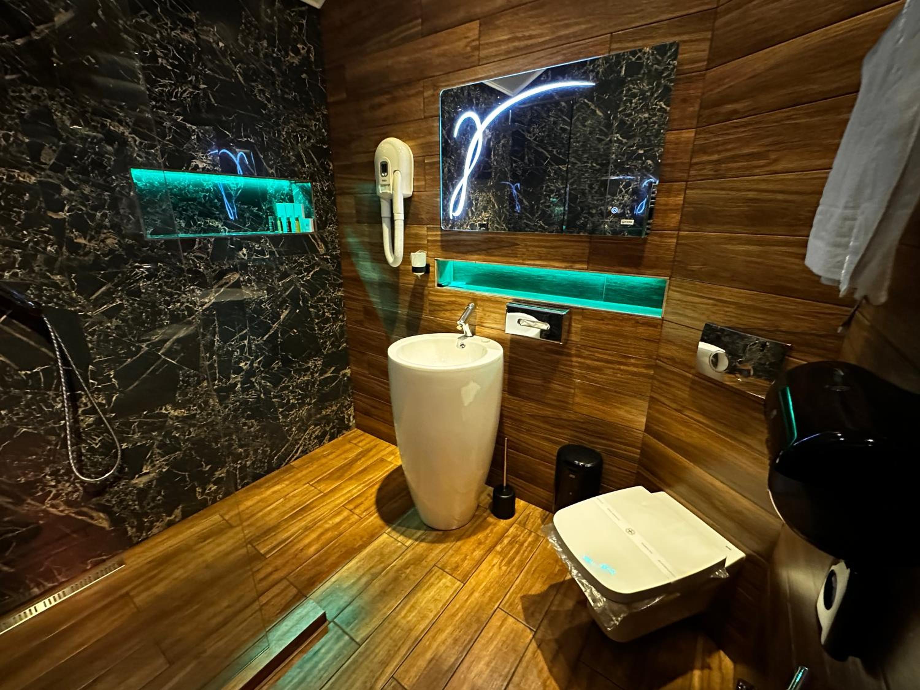 Executive Suite - Photo 11
