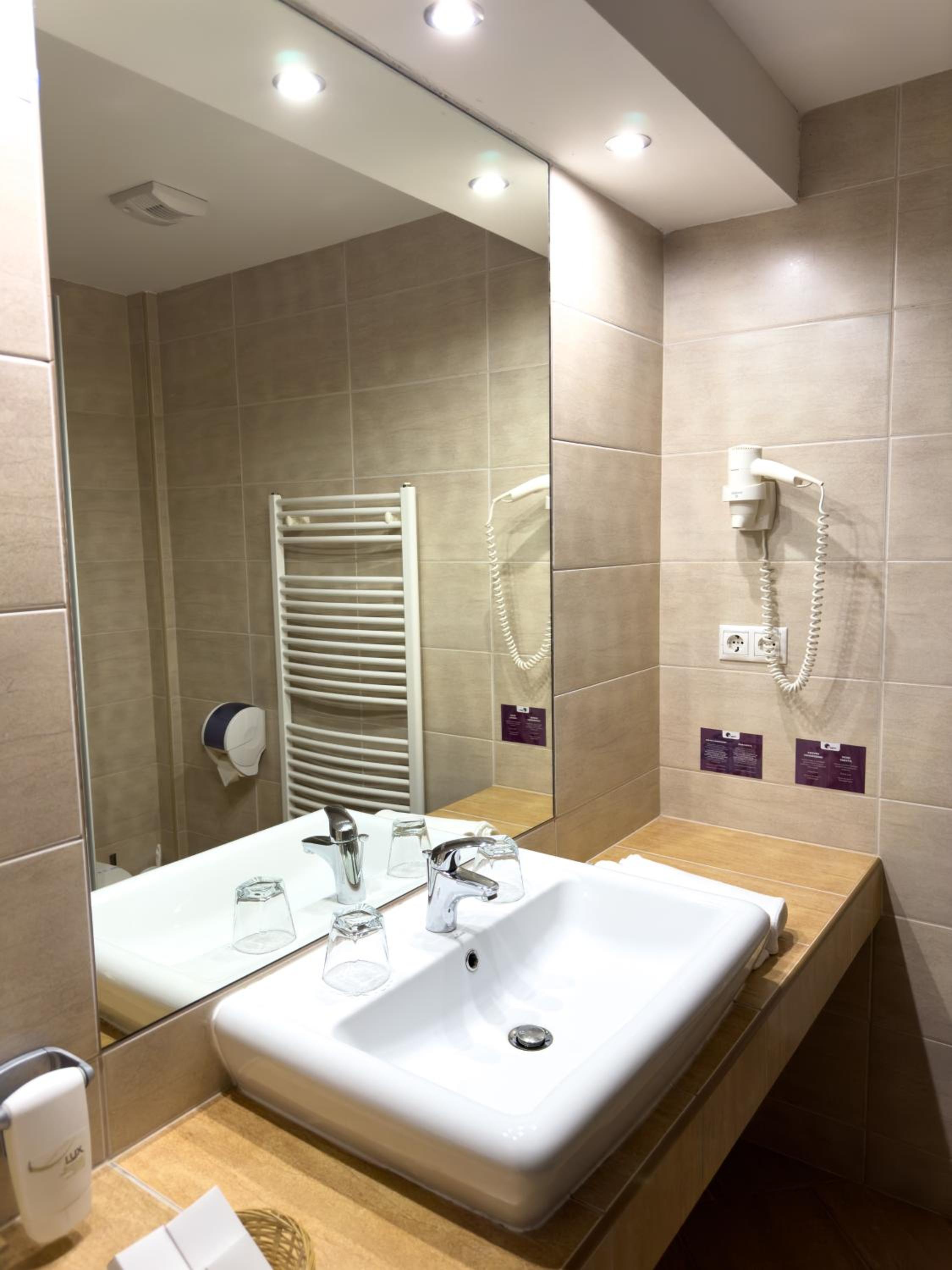 Standard Twin Room - Photo 4