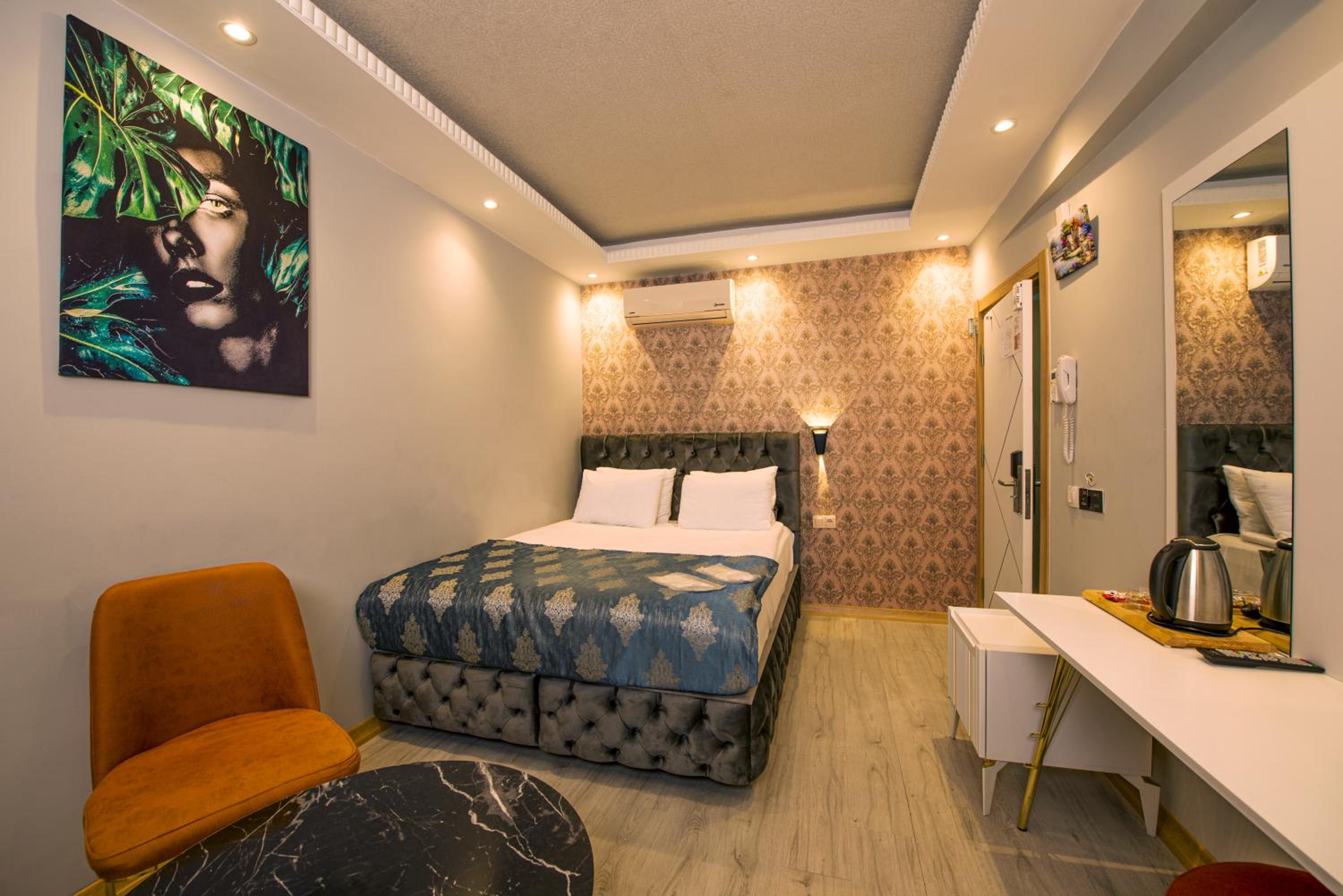 Double Room with Spa Bath photo 3