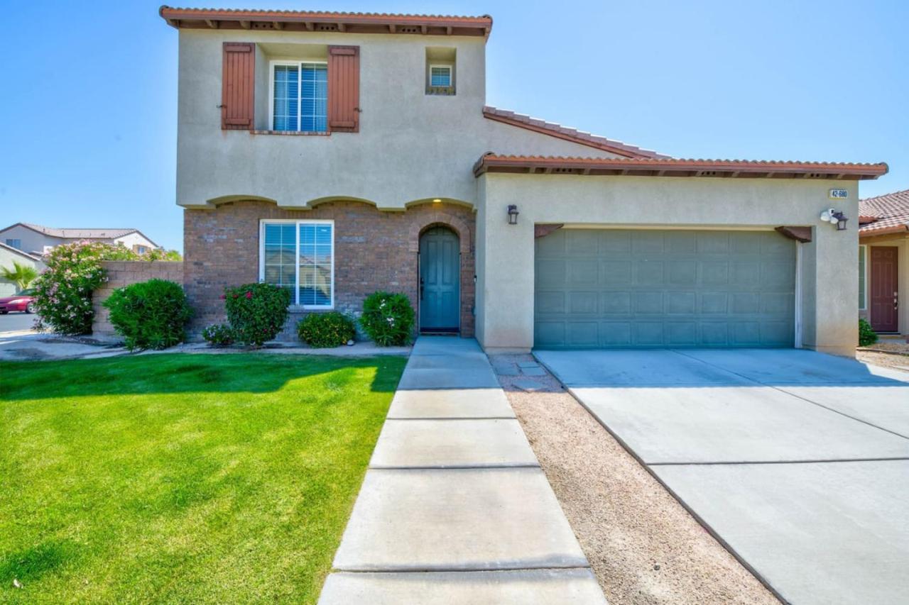 Five-Bedroom House photo 1