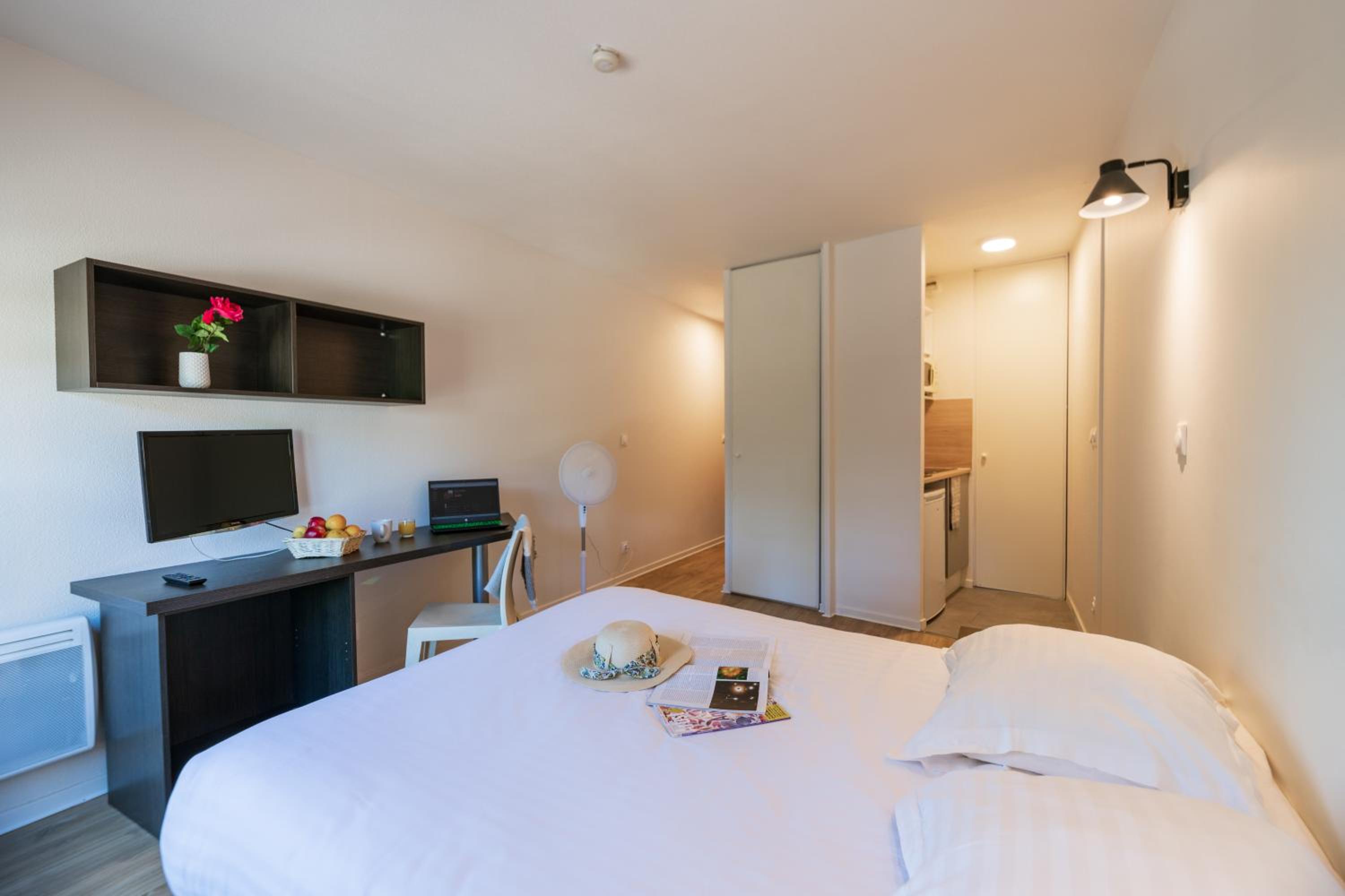 Studio with Double Bed (2 Adults) - Photo 4
