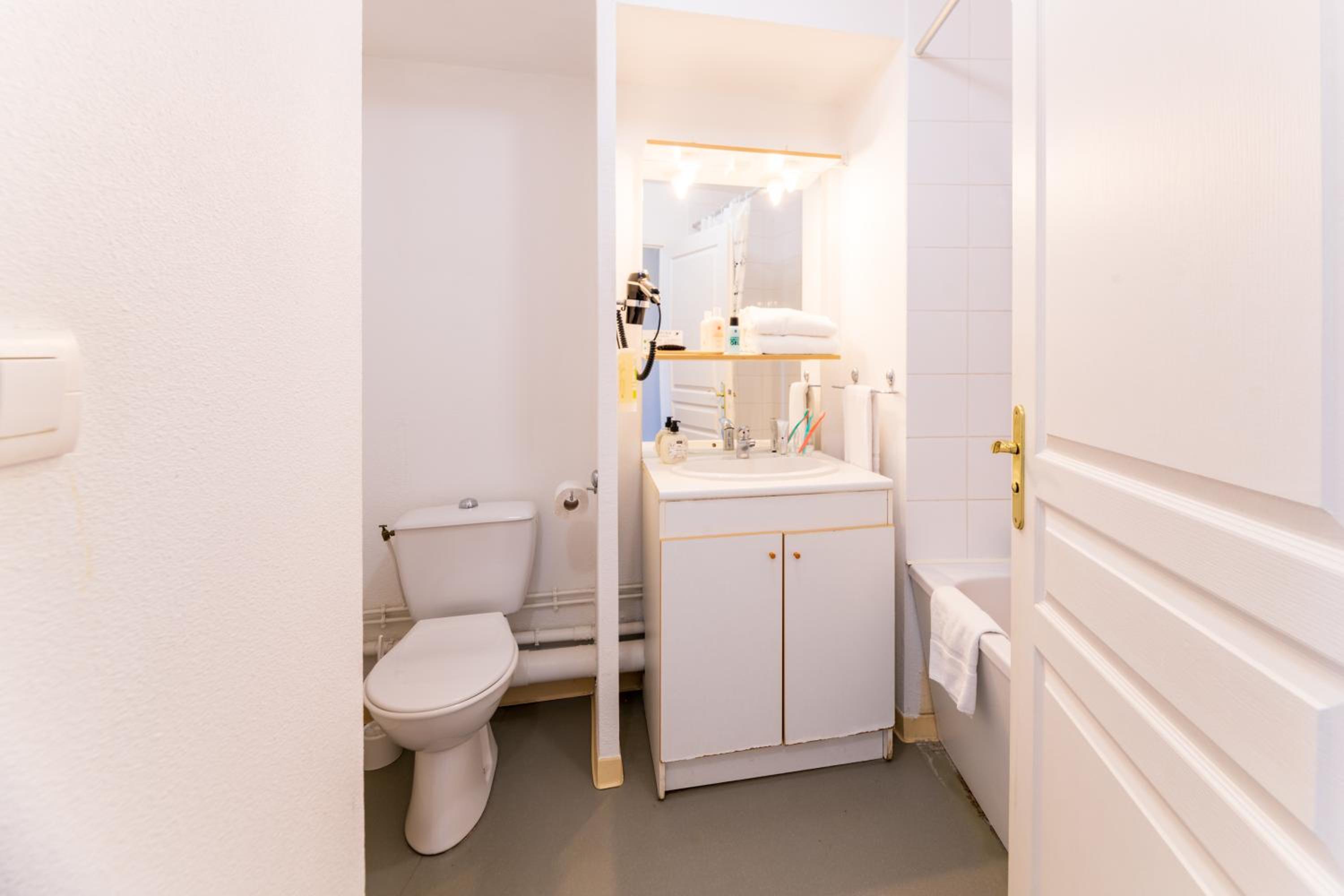 One-Bedroom Apartment (4 Adults) - Photo 4