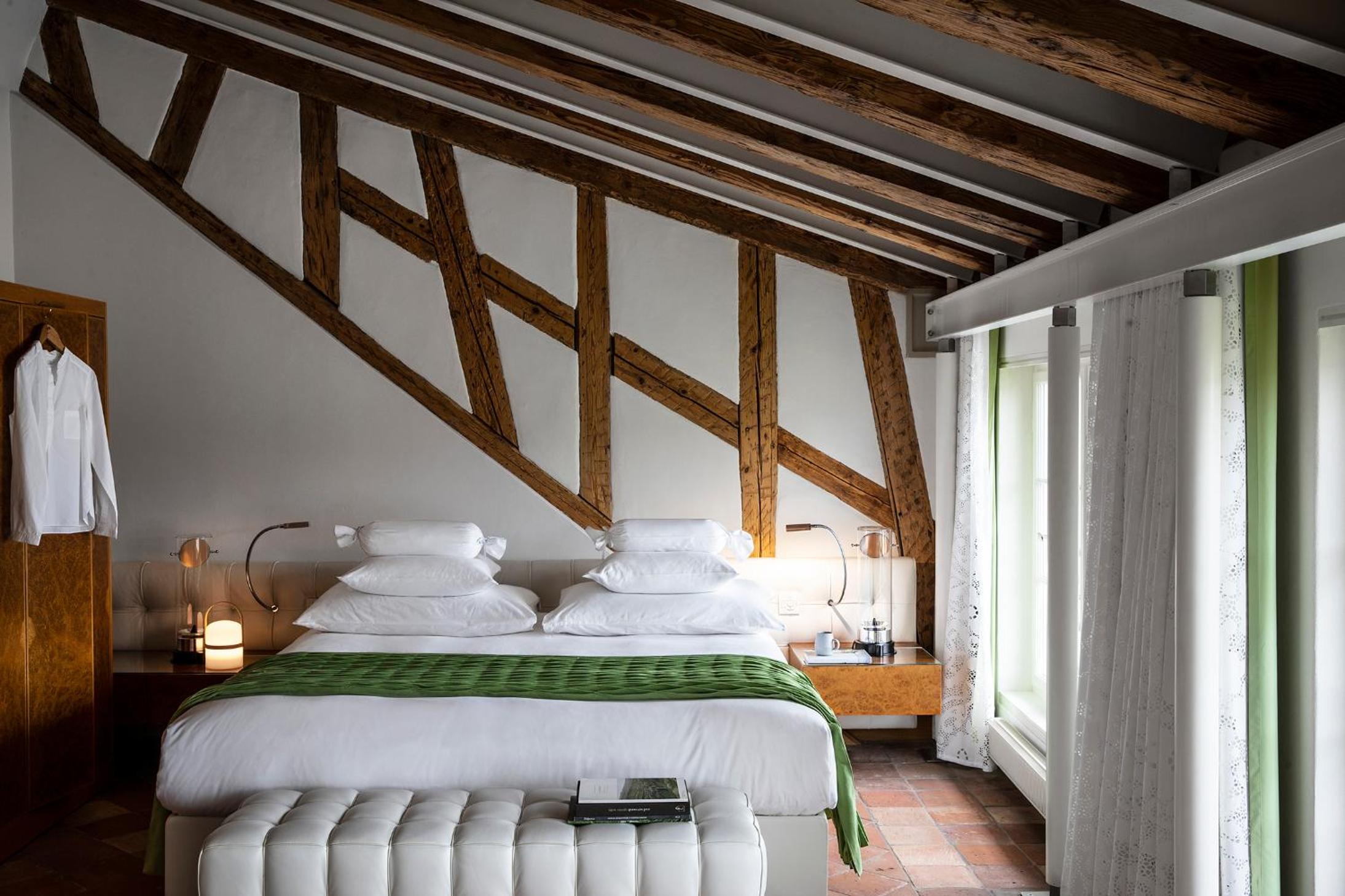 Superior Queen Room with One Queen Bed (Non Smoking) thumbnail 5