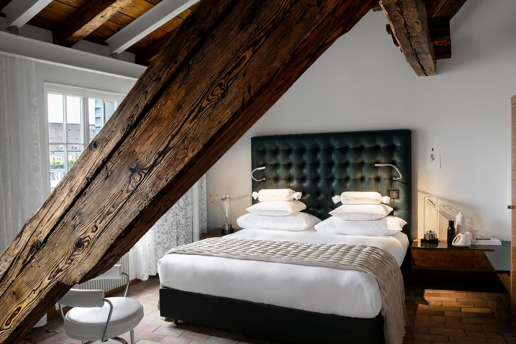 Superior Queen Room with One Queen Bed (Non Smoking)