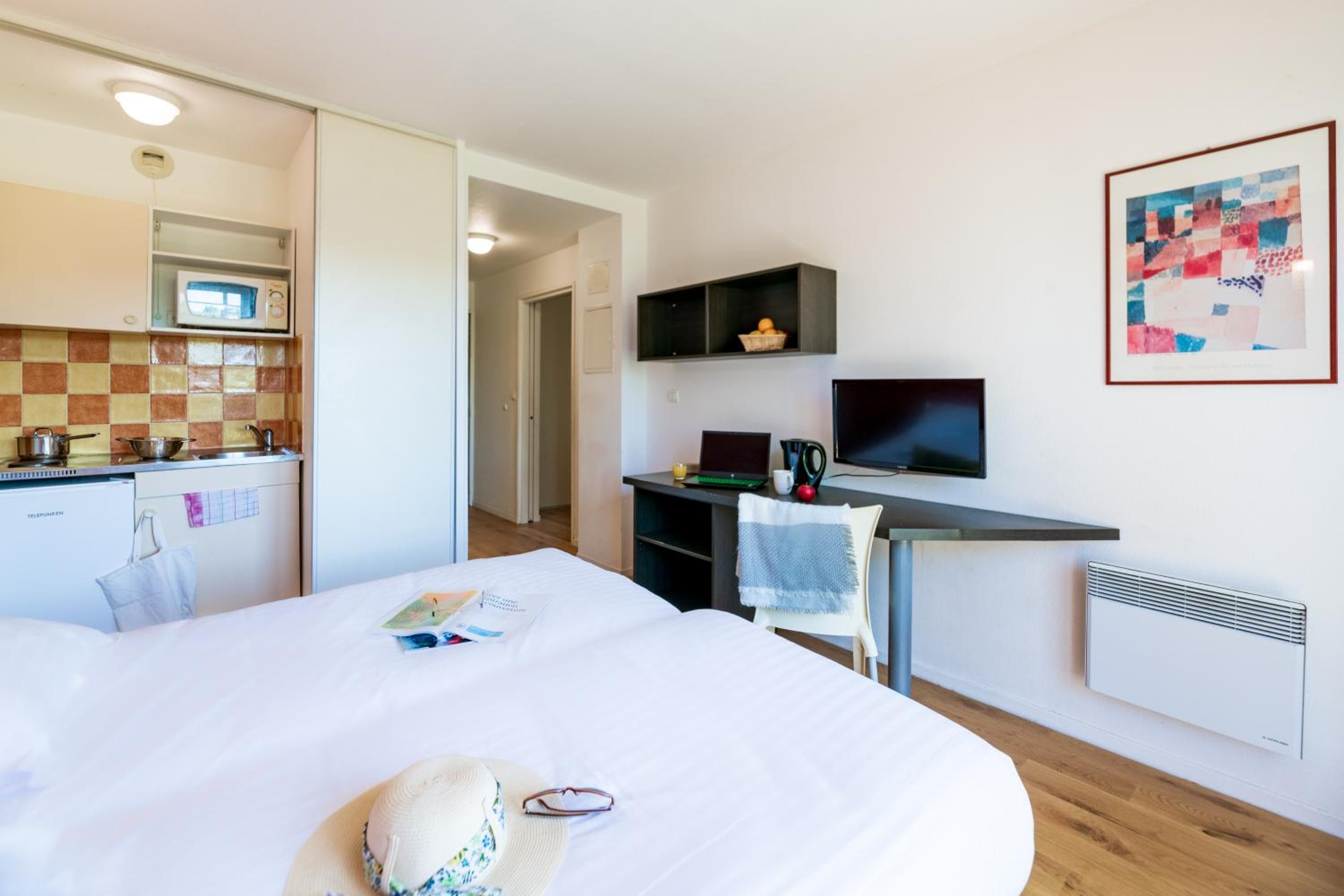 One-Bedroom Apartment (4 Adults) - Photo 3