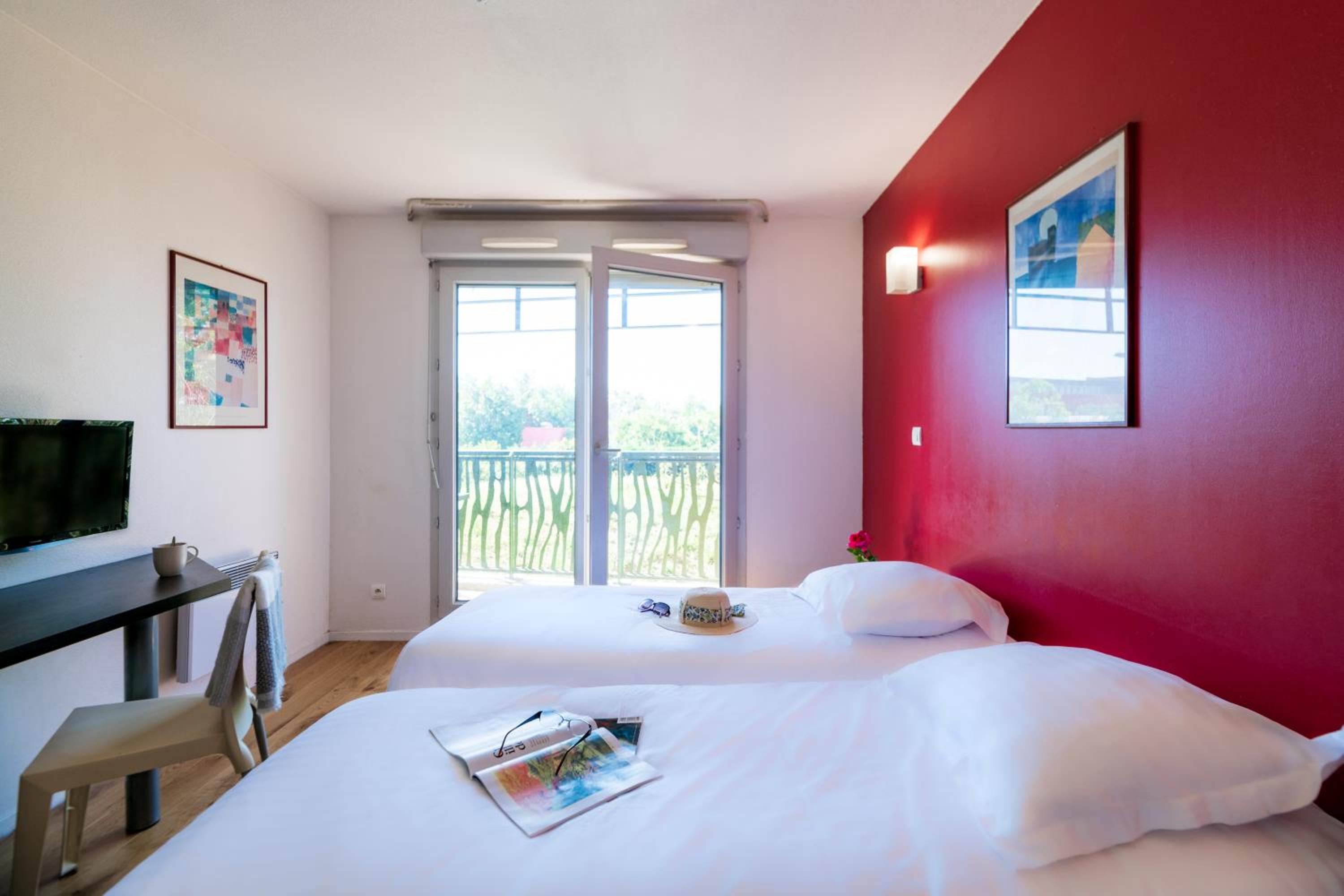 Studio with Twin Beds (2 Adults) - Photo 3