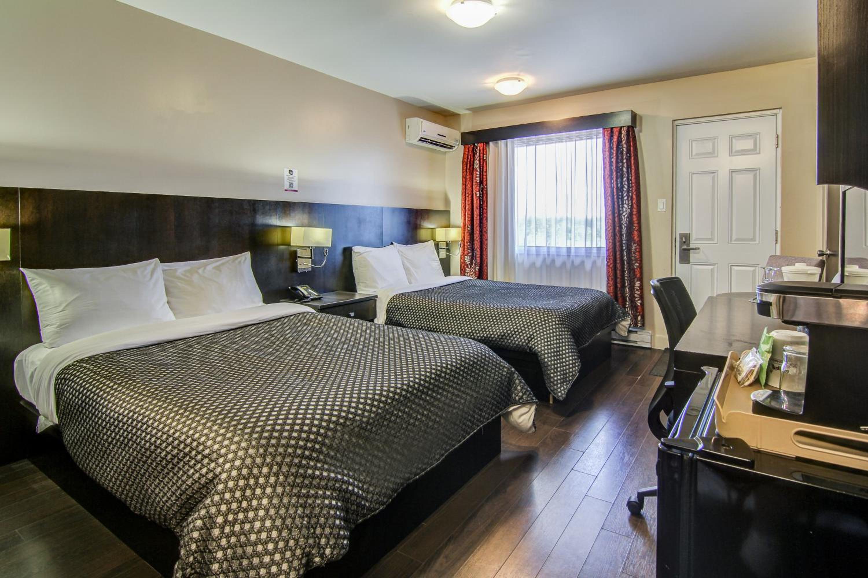 Double Room with Two Double Beds photo 2