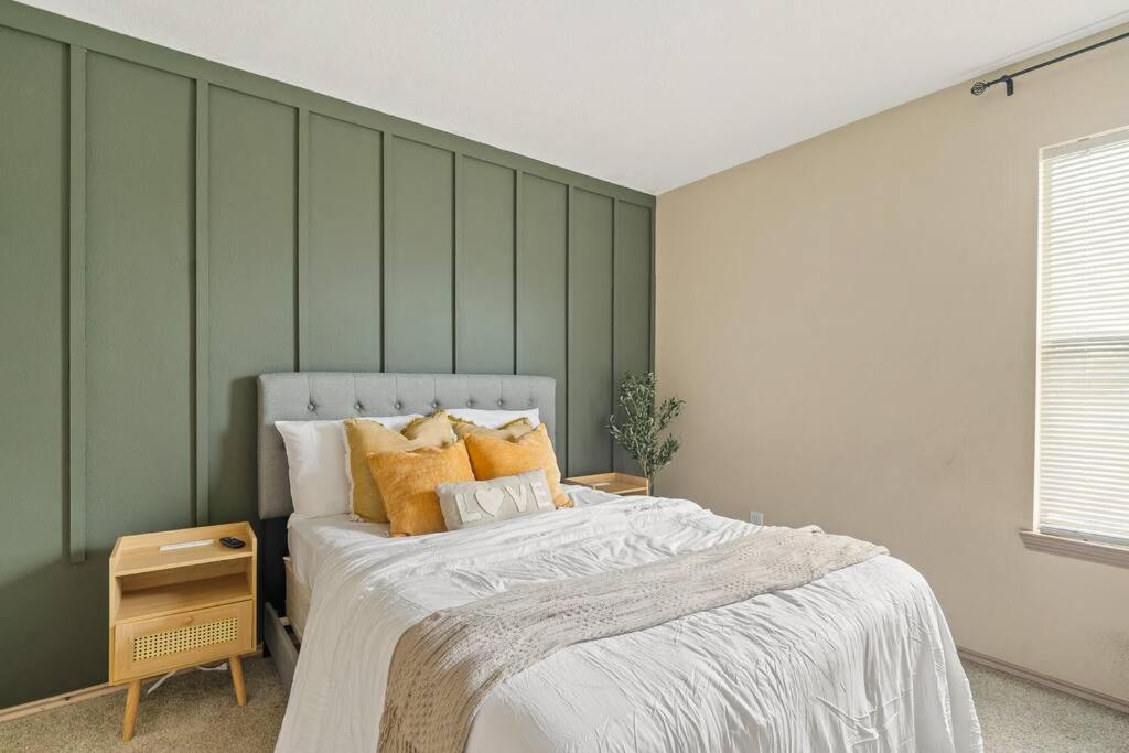 Five-Bedroom House photo 1