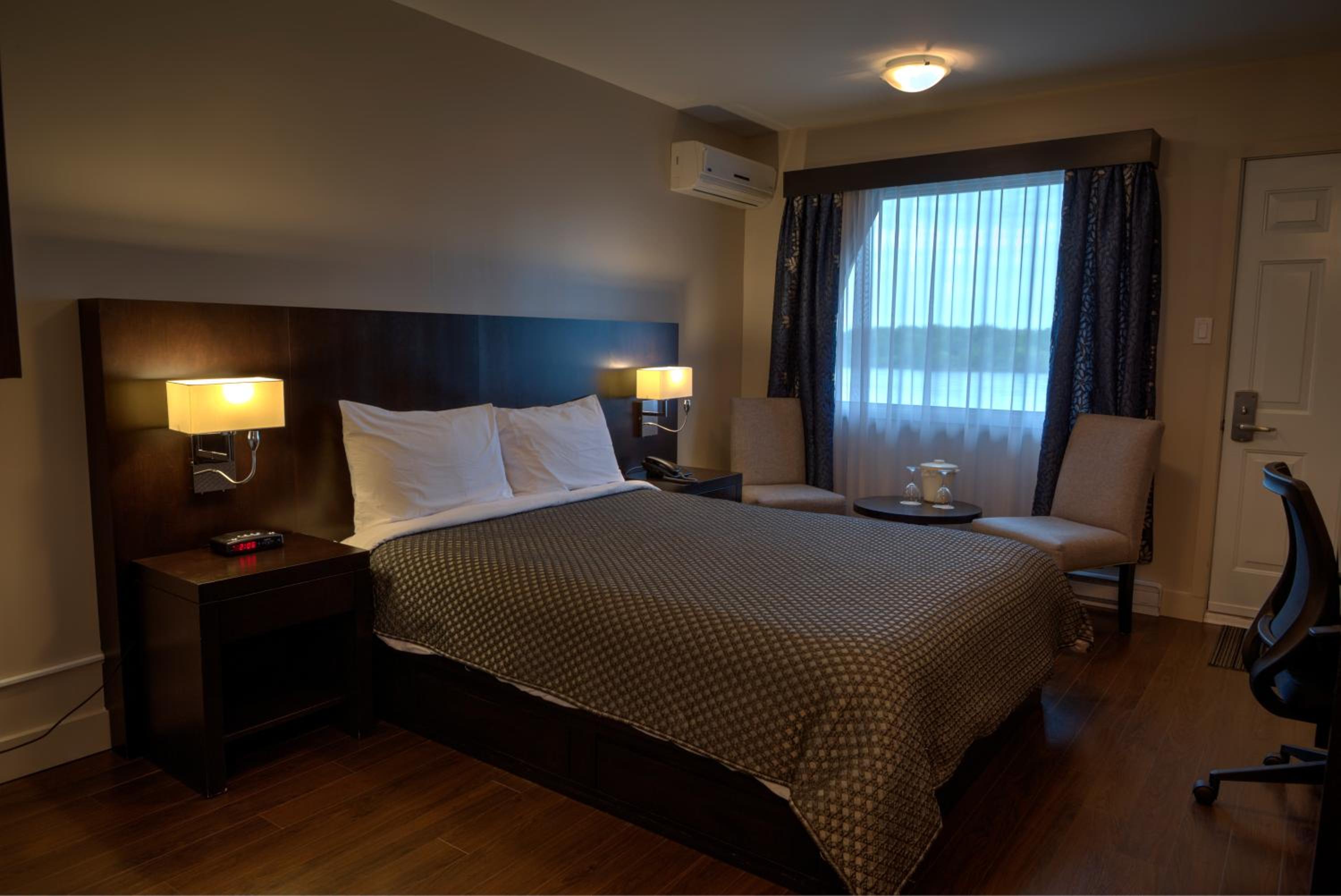 Queen Room photo 2