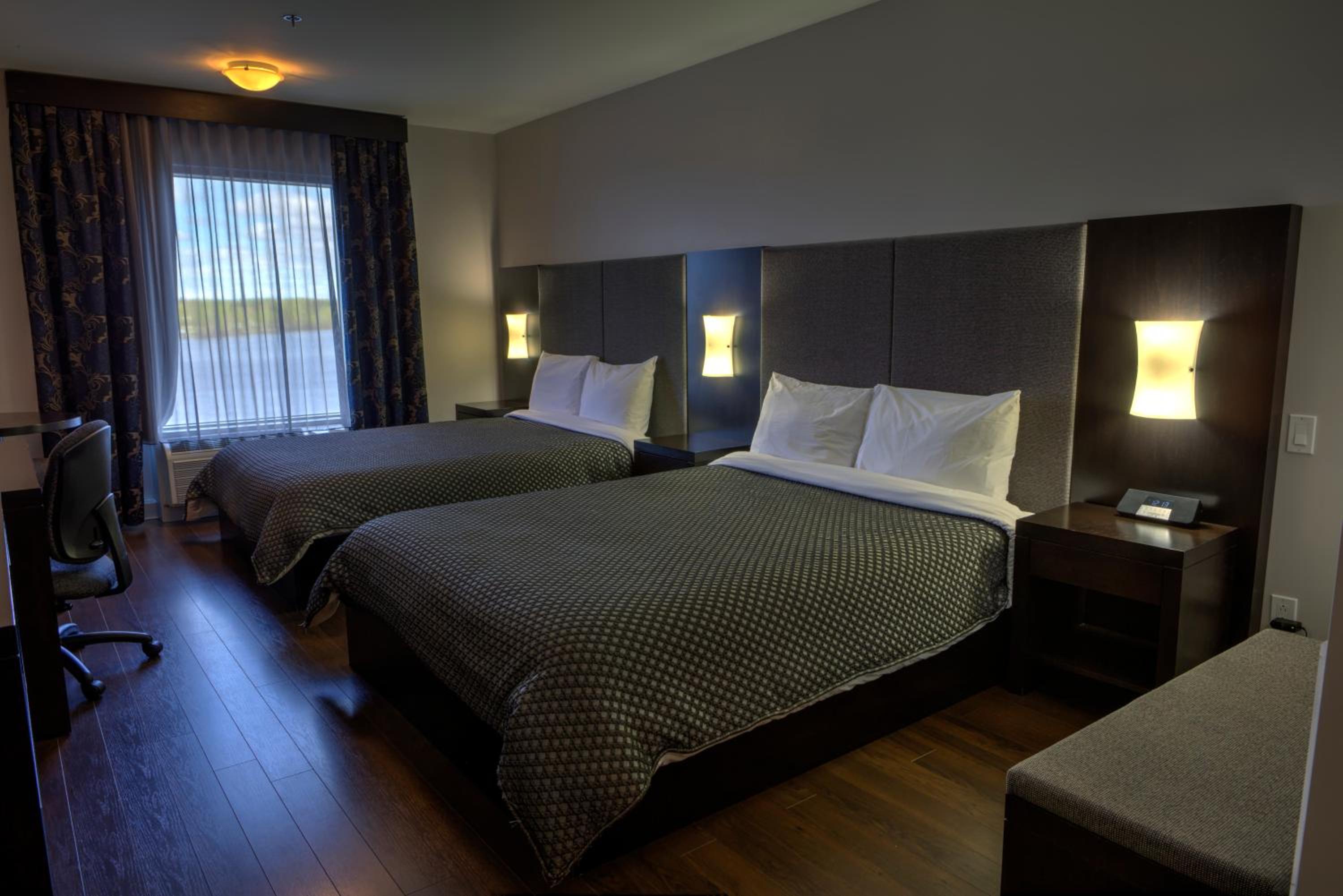 Queen Room with Two Queen Beds with River View photo 2