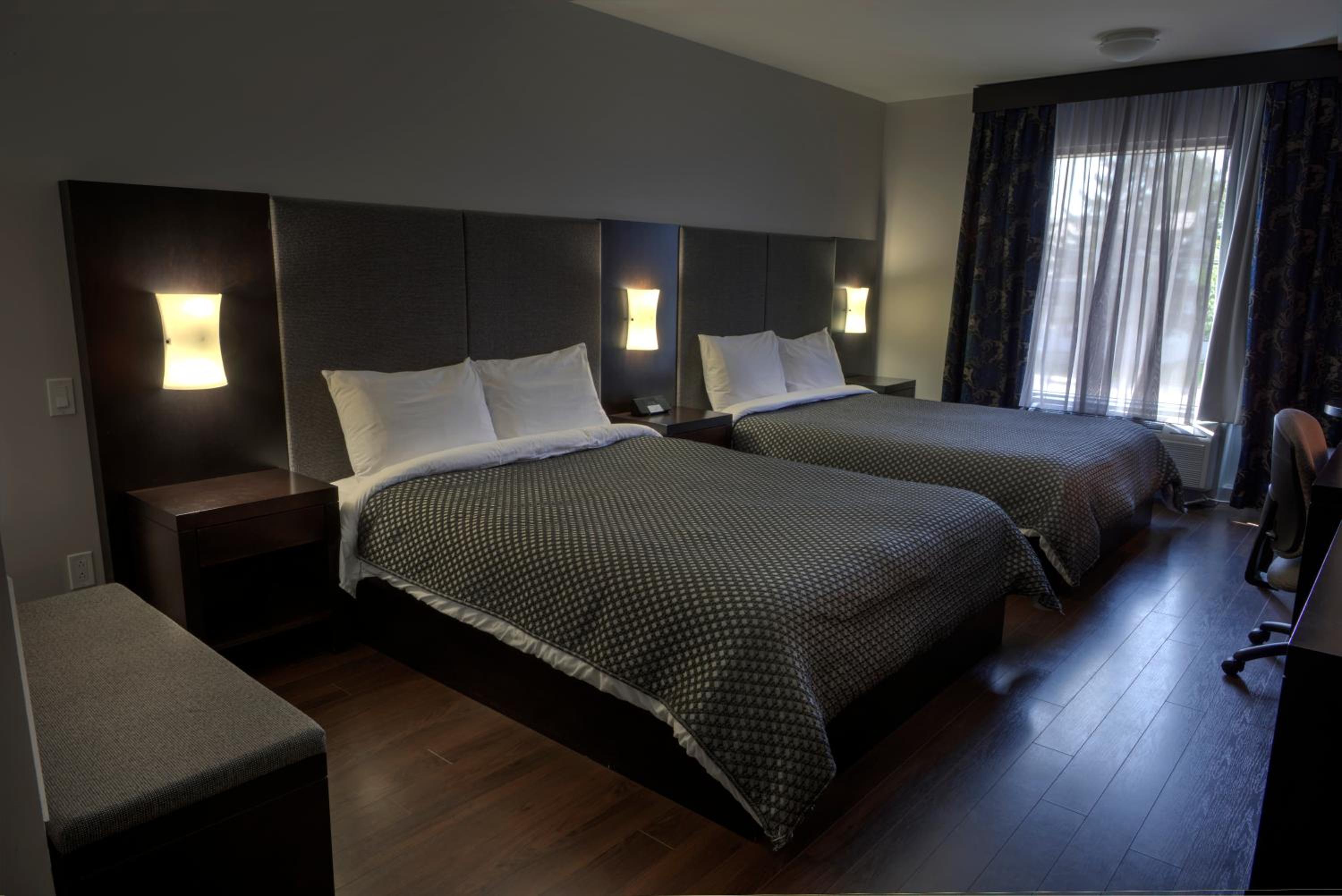 Queen Room with Two Queen Beds photo 2