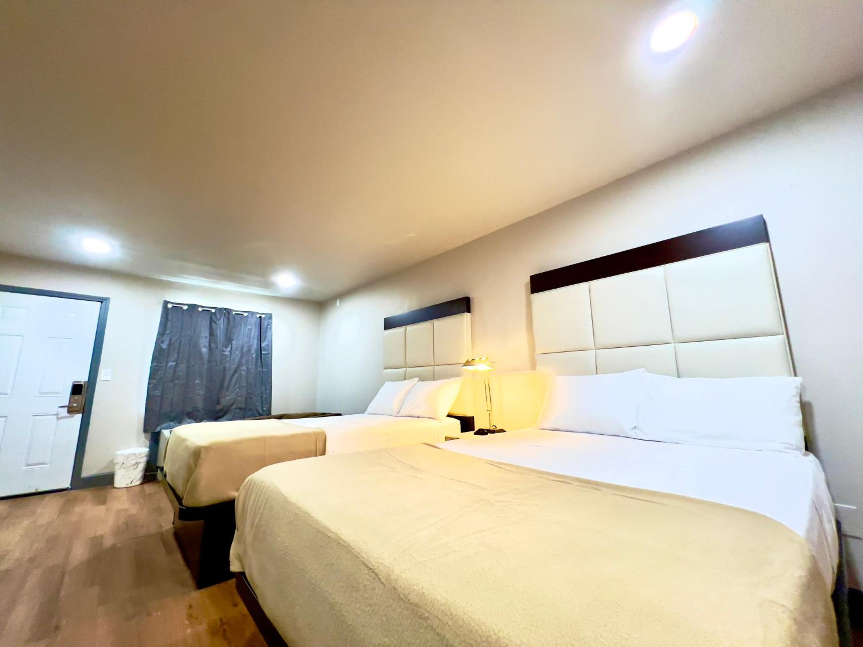 Deluxe Double Room - Photo 11