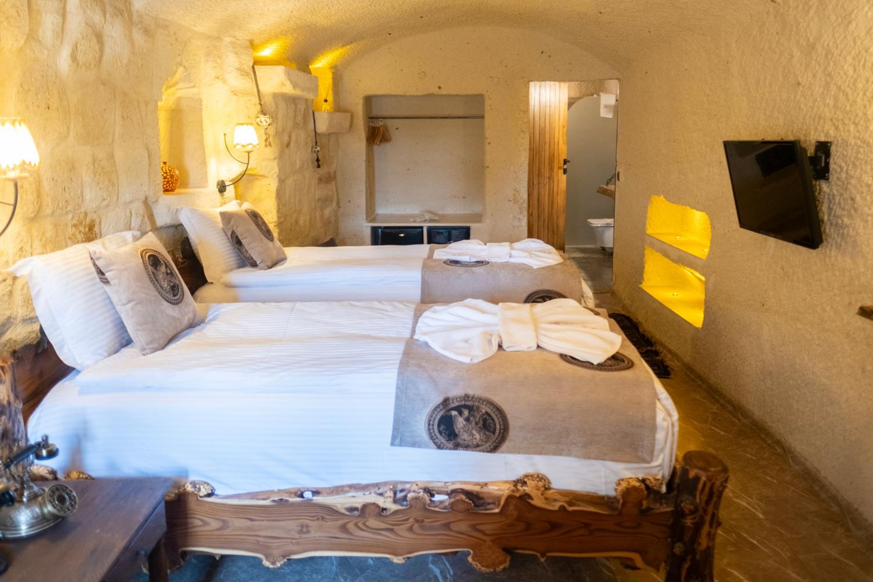 Superior Twin Cave Room