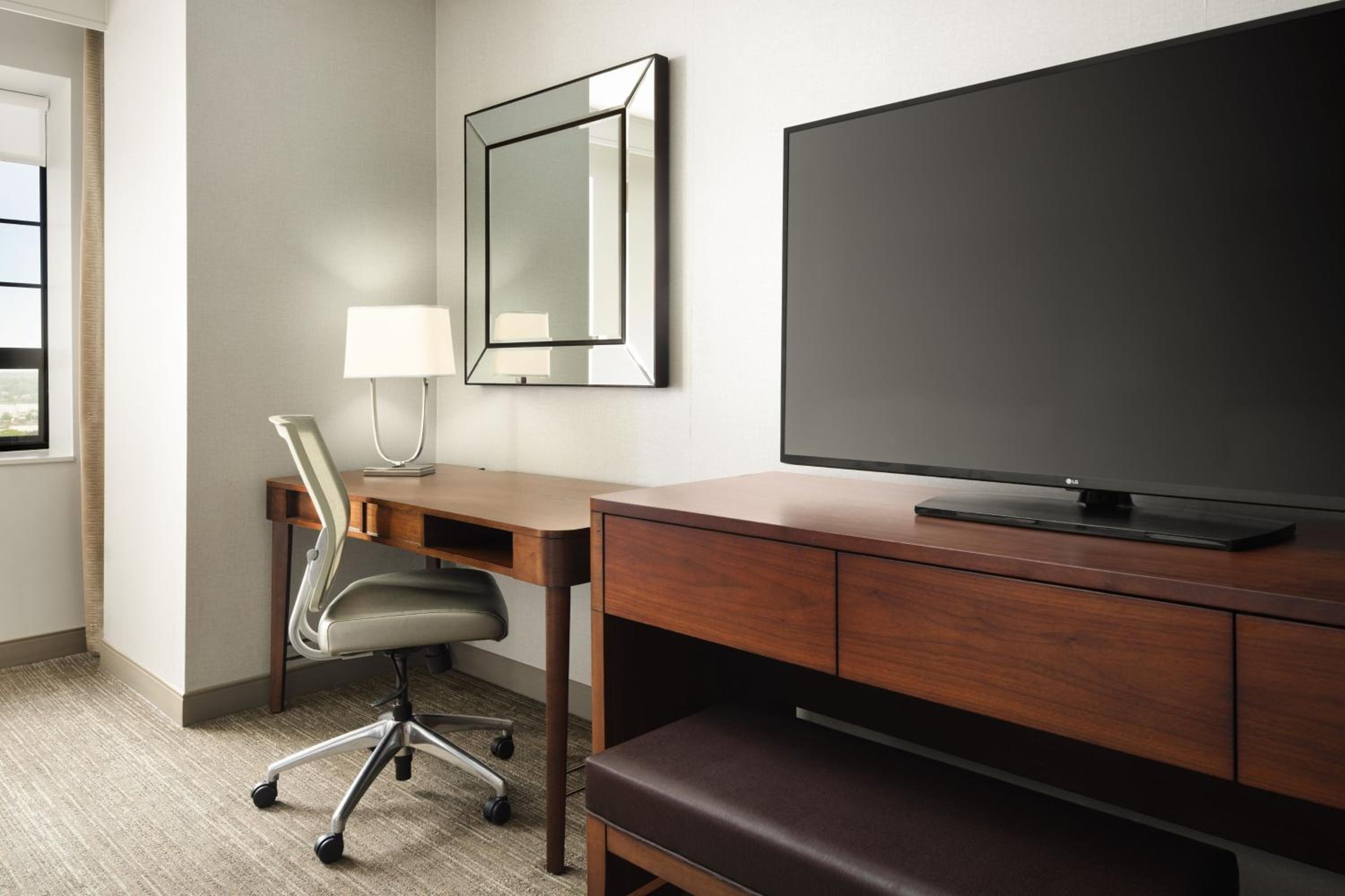 Premium Higher Floor, 1 King, Harbor view - Photo 2