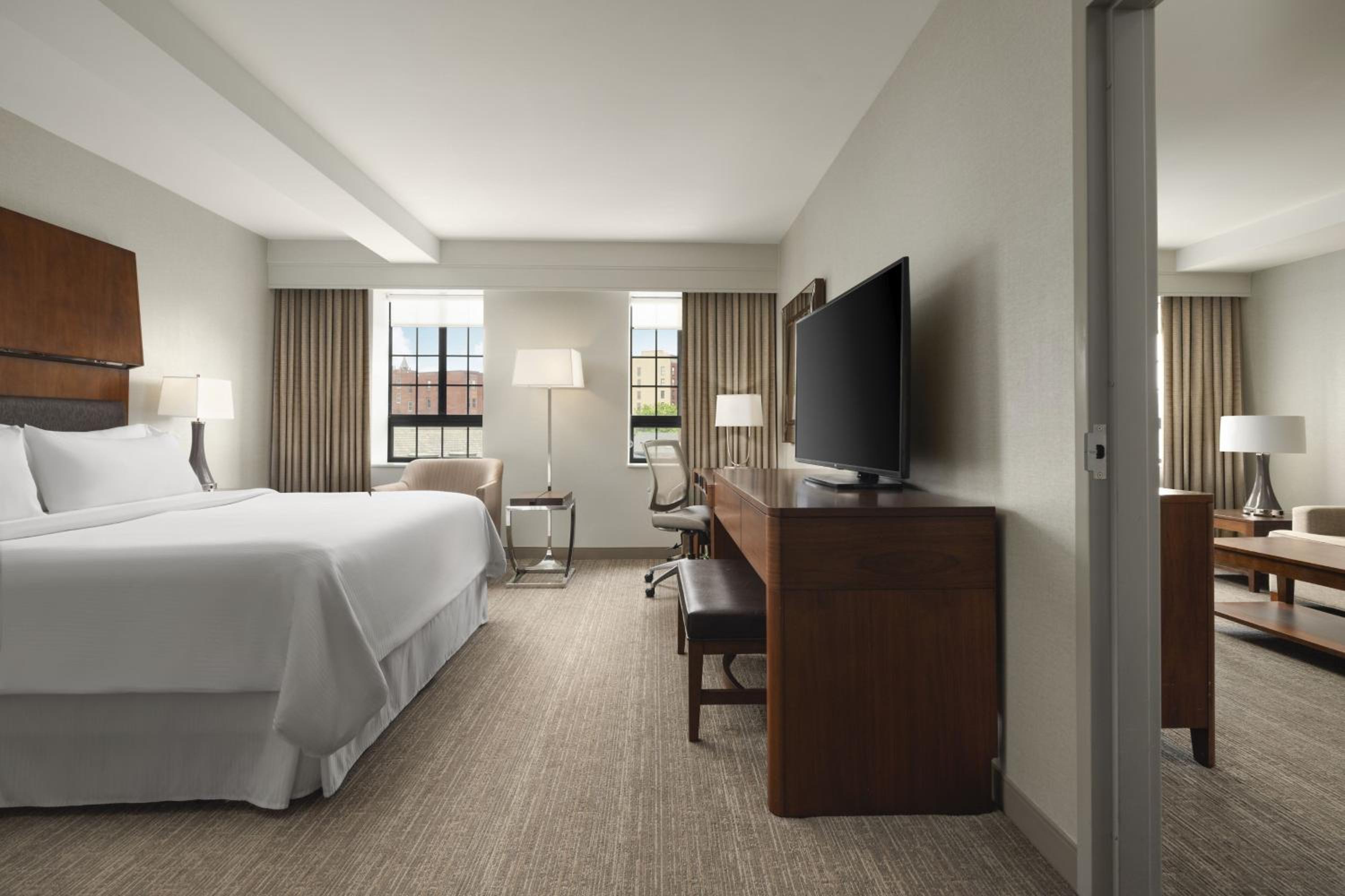 Superior Junior Suite with City View, 1 Bedroom, 1 King - Photo 1