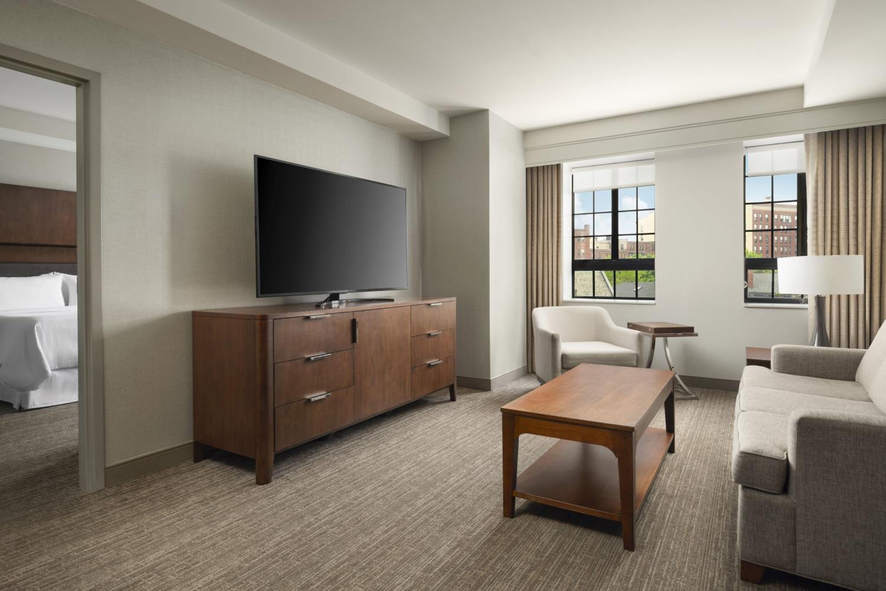 Superior Junior Suite with City View, 1 Bedroom, 1 King - Photo 2