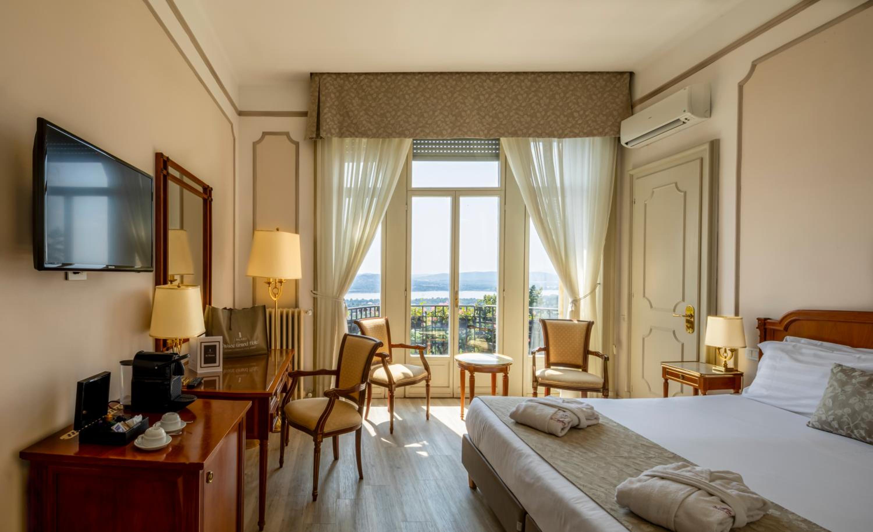 Double Room with Lake View - Photo 16